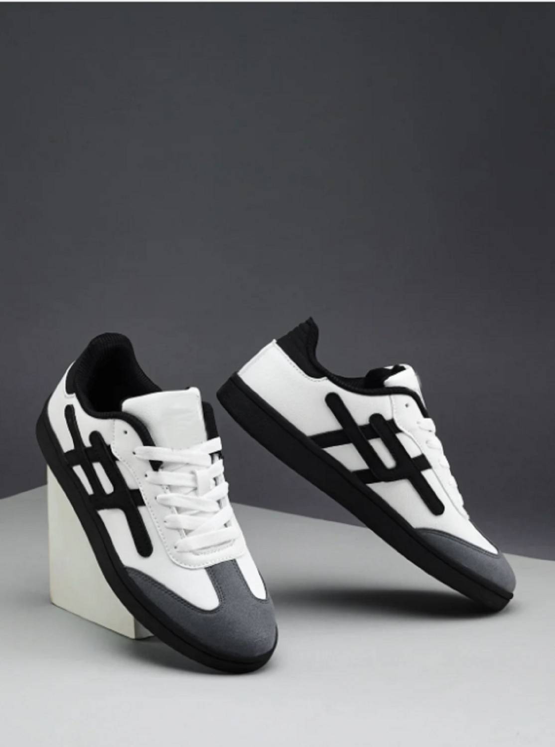 house of common Men's Badminton Shoes White - Image 1
