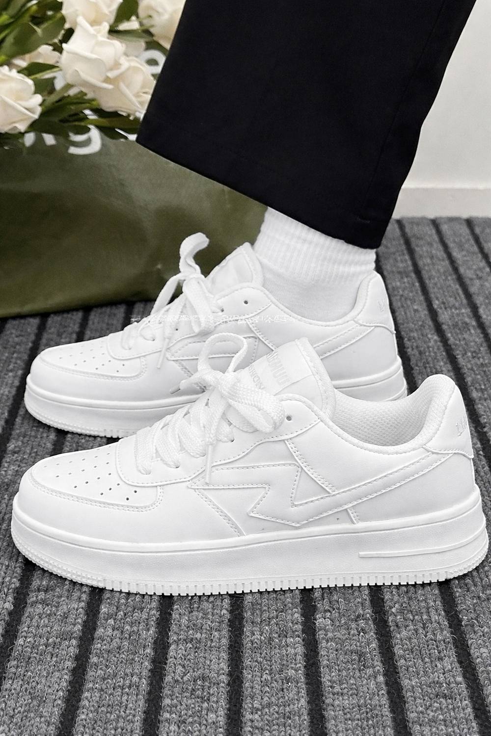 SnugZ Casual White Sneakers For Men - Image 2