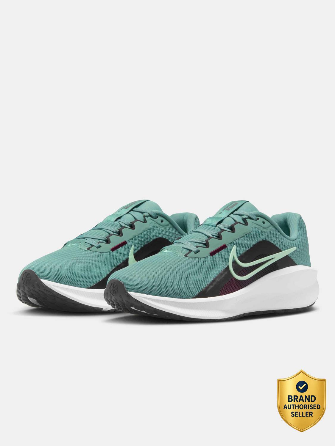 NIKE W Downshifter 13 Running Shoes for Women at ₹2,491 (42% Off) – Flipkart
