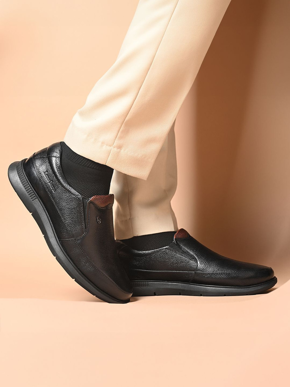 Image of LOUIS STITCH Black Genuine Leather Slip-On Shoes for Men, LSLXPDMCJB Mocassin For Men