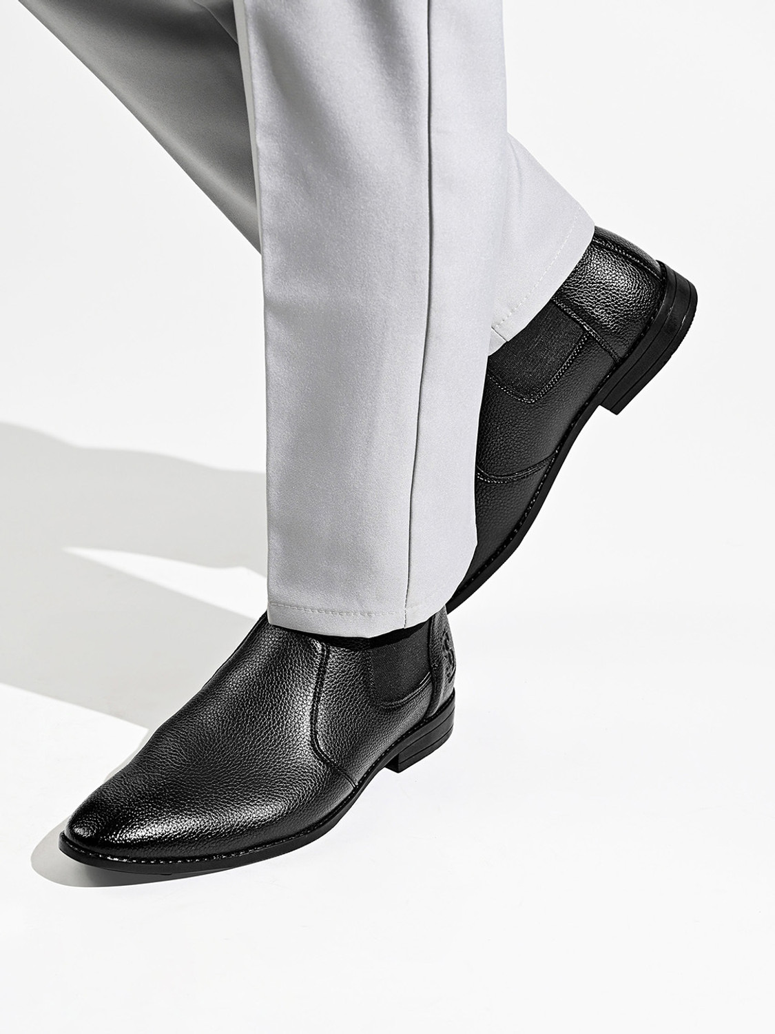 Image of LOUIS STITCH Black Mid-Top Ankle Slip-On Chelsea Boots for men, LSNRGPDCL Boots For Men