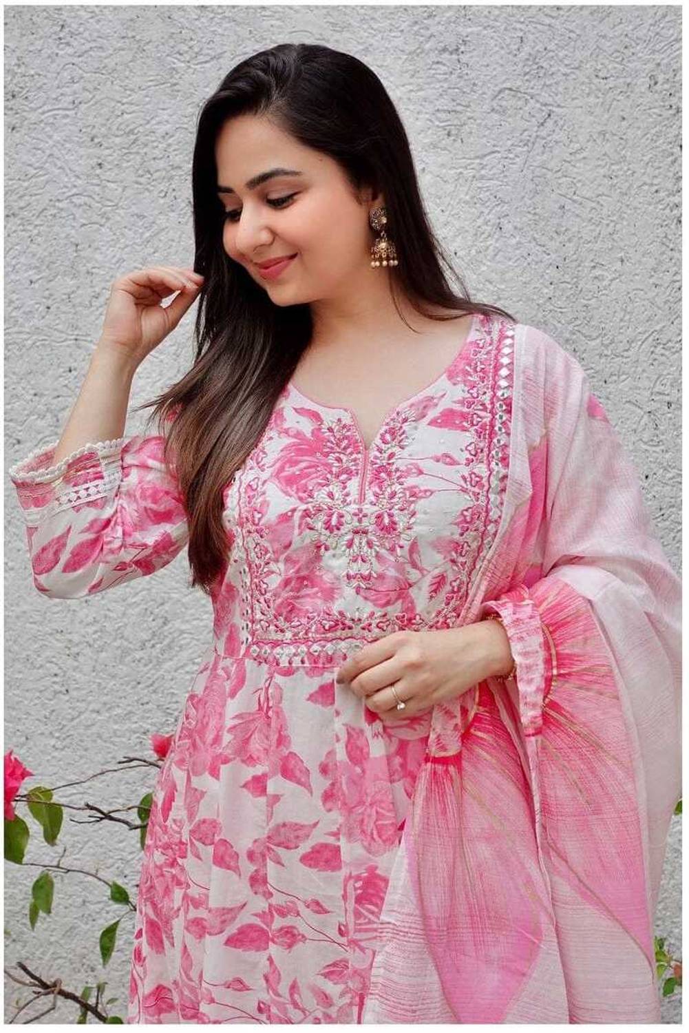 Krishna Women Kurta Pant Dupatta Set - Image 3