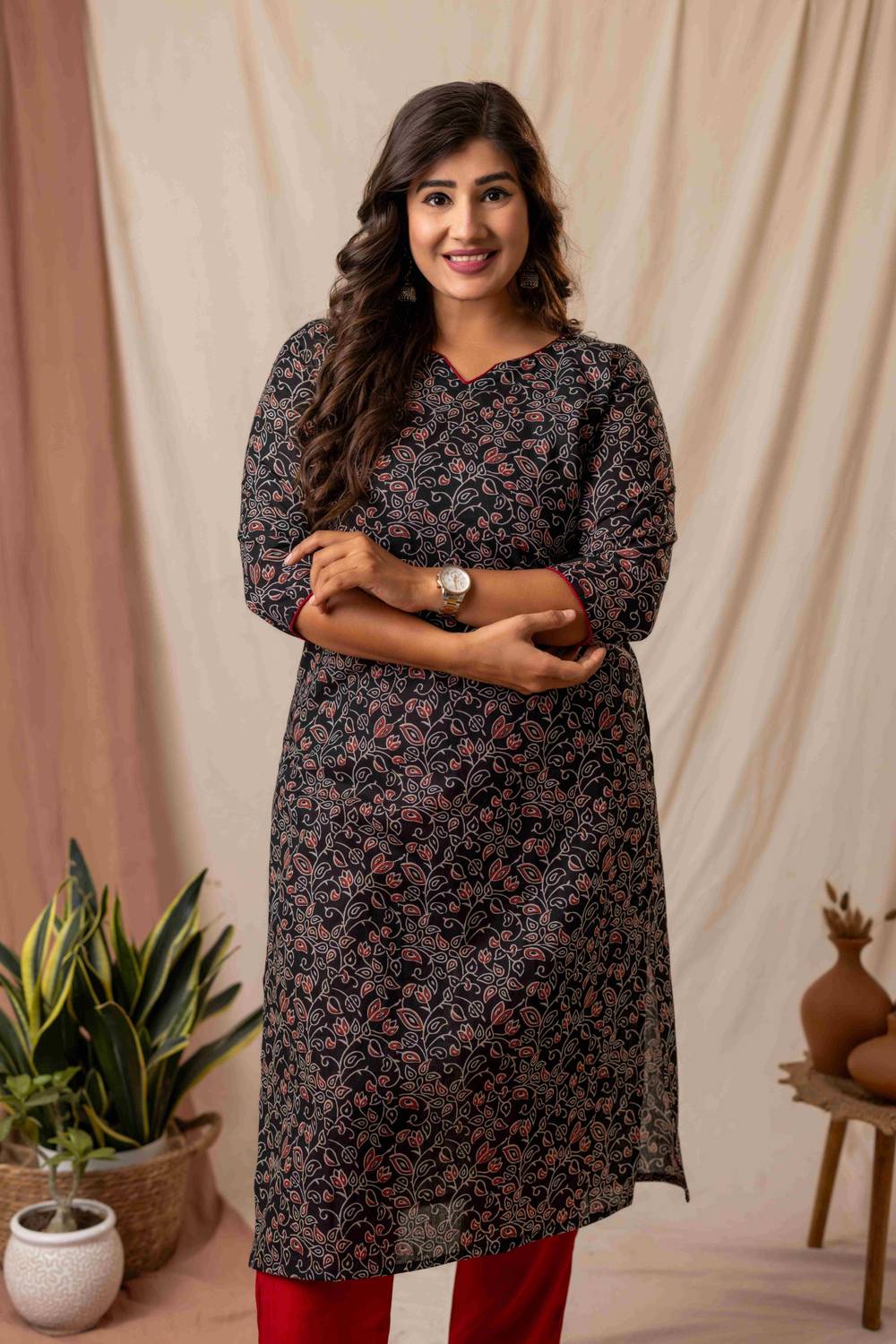 Amthi Women Floral Print Straight Kurta