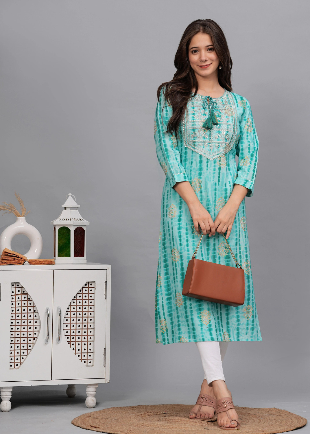 Image of Anmi Embroidered Women Straight Kurta