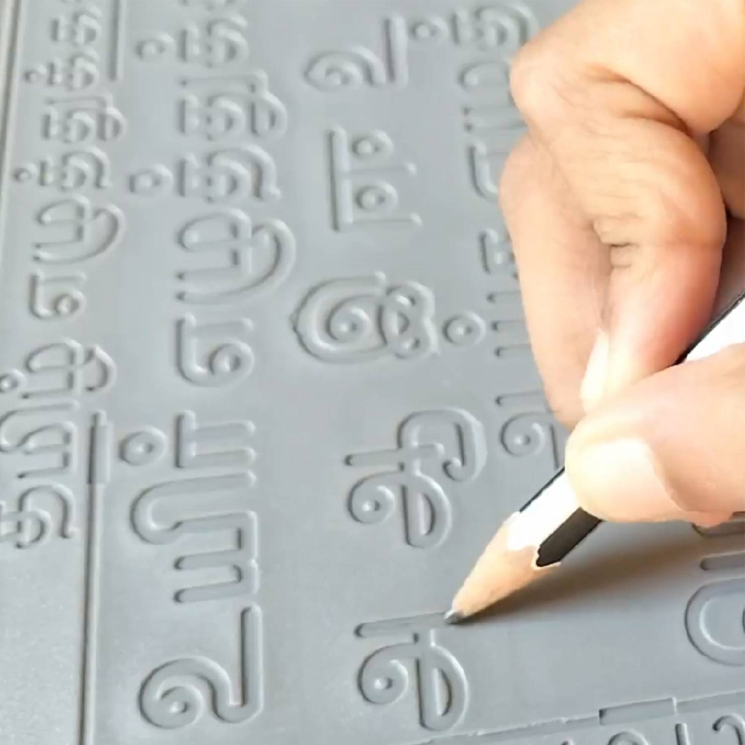 AKSHARABHYAS Tamil Eluttukkal 2 Slates with letters in groves for Children to trace & learn