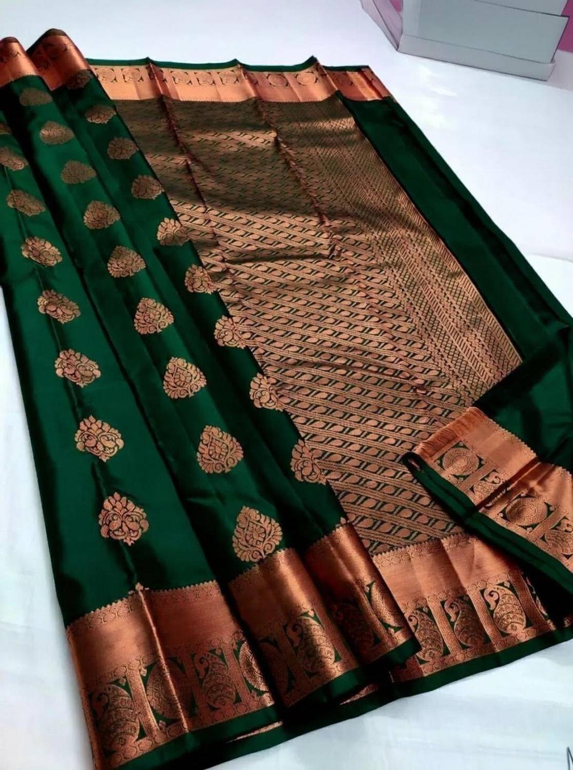 AVANTIKA FASHION Woven Kanjivaram Pure Silk, Art Silk Saree