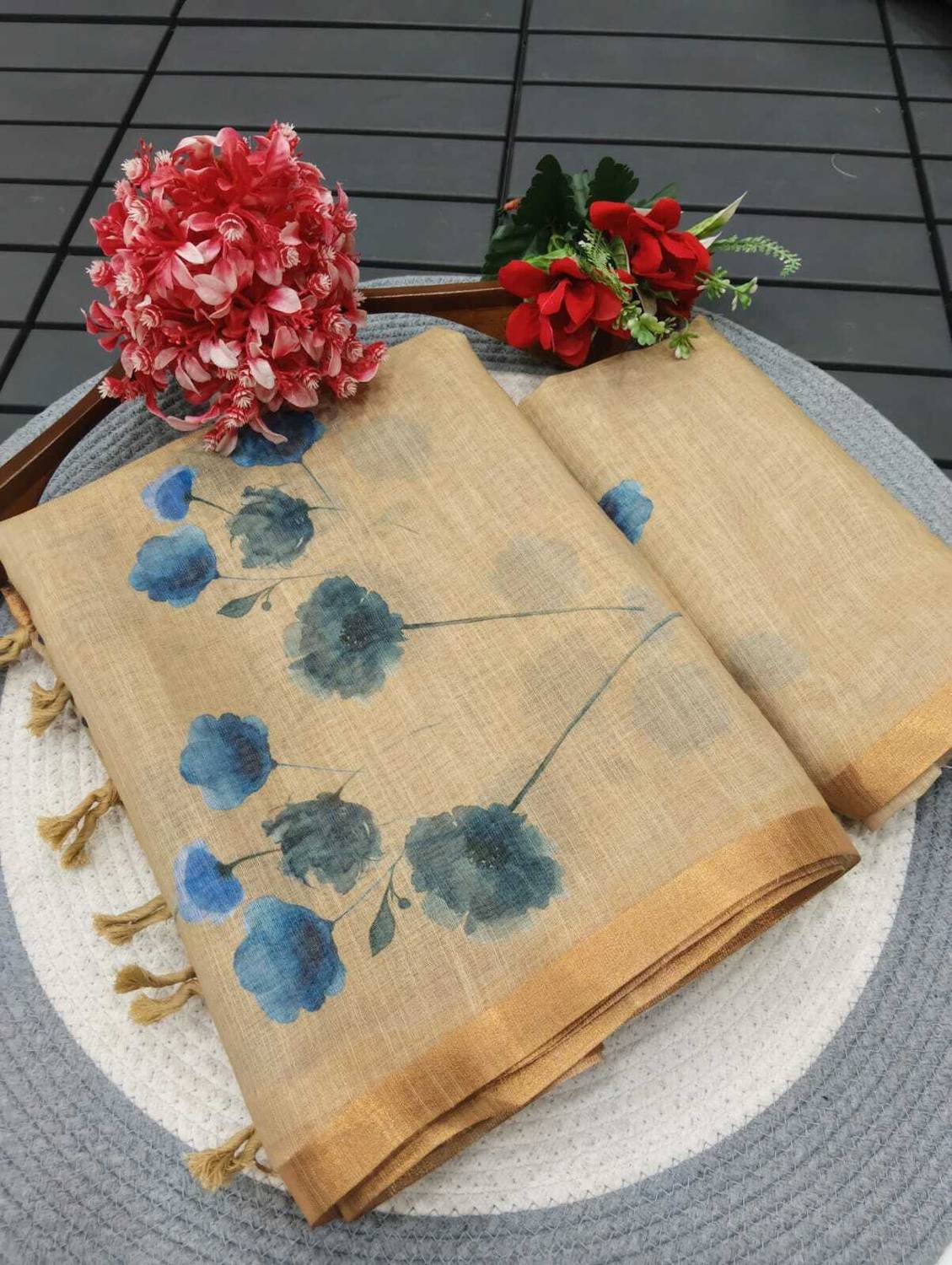SUNDREESAREE Tie-Dye, Striped Daily Wear Pure Cotton Saree