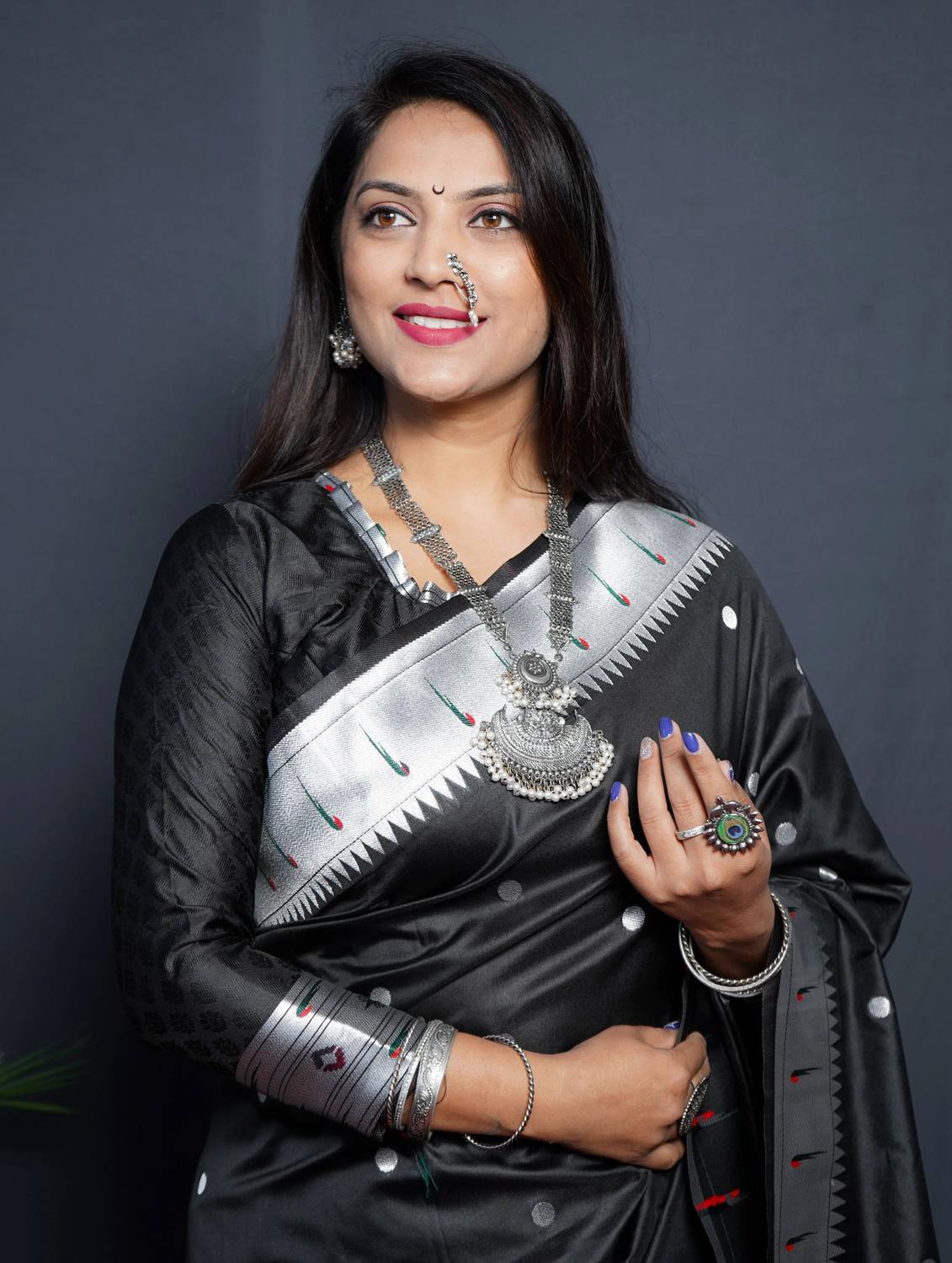 AVANTIKA FASHION Woven Kanjivaram Pure Silk, Art Silk Saree