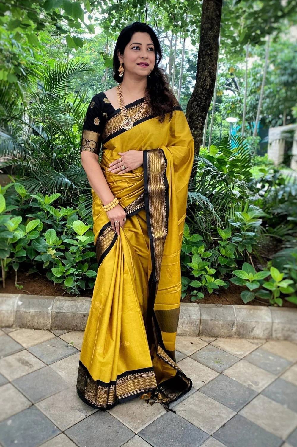 AVANTIKA FASHION Woven Kanjivaram Art Silk, Pure Silk Saree (Yell
