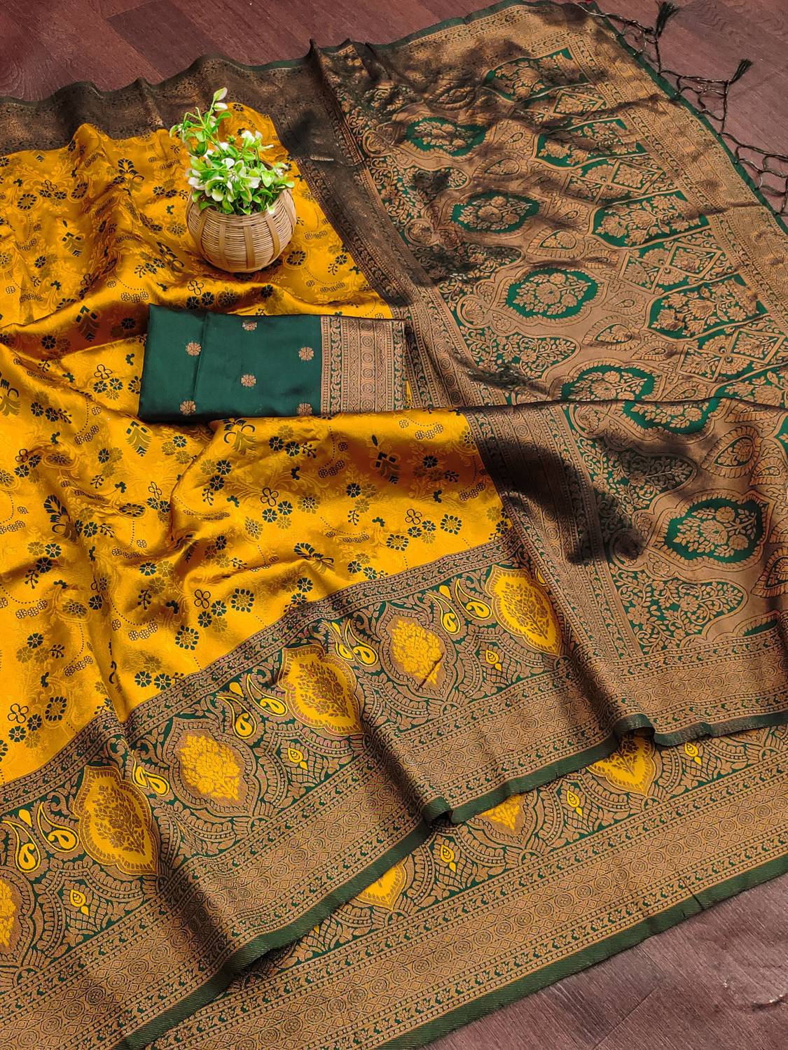 AVANTIKA FASHION Woven Kanjivaram Pure Silk, Art Silk Saree