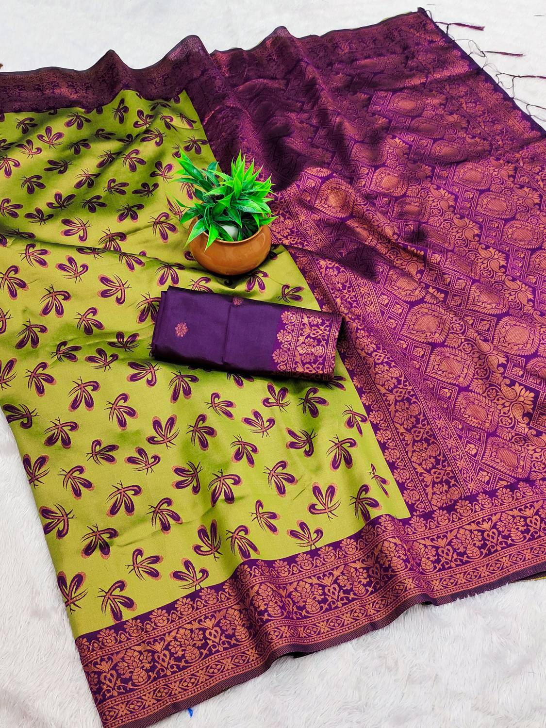AVANTIKA FASHION Woven Kanjivaram Pure Silk, Art Silk Saree