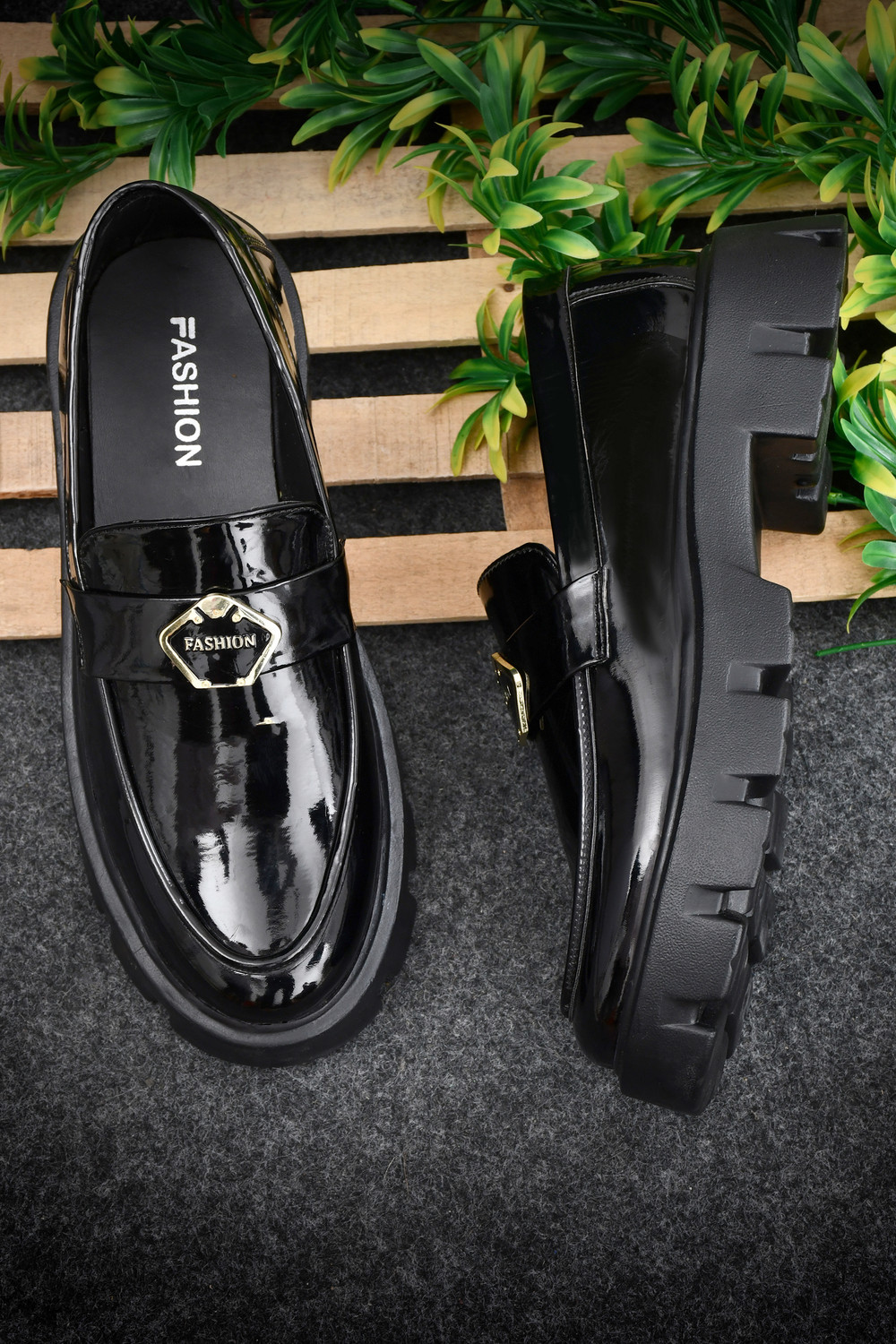 Image of RODDICK SHOES Trending Fashinable Luxary Outdoor High Shining Casual Shoes For Mens (Black) Party Wear For Men