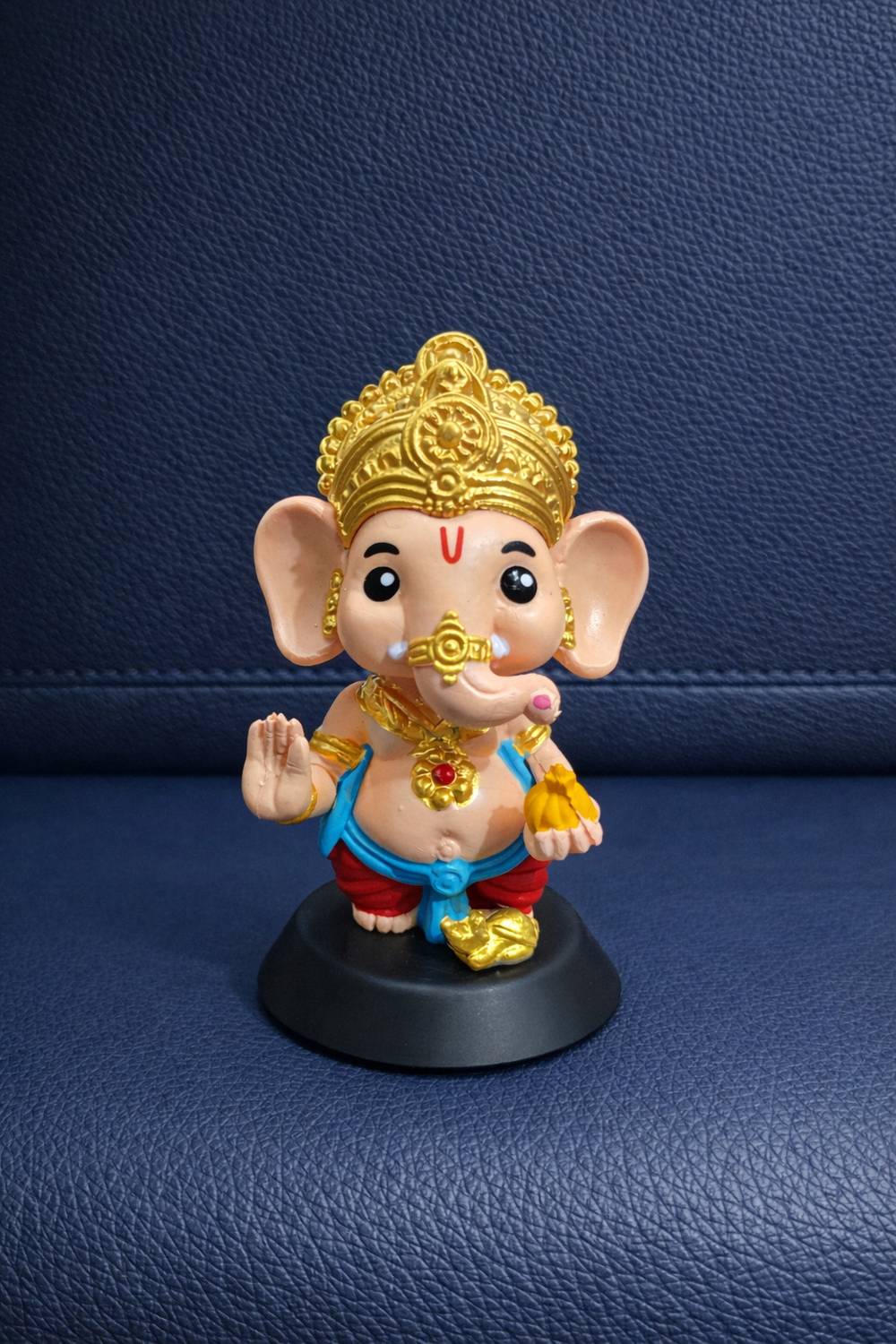 MKecom Ganesh Ji Idol for Car Dashboard & Home Temple Gift for Diwali, Housewarming Decorative Showpiece  -  10.5 cm