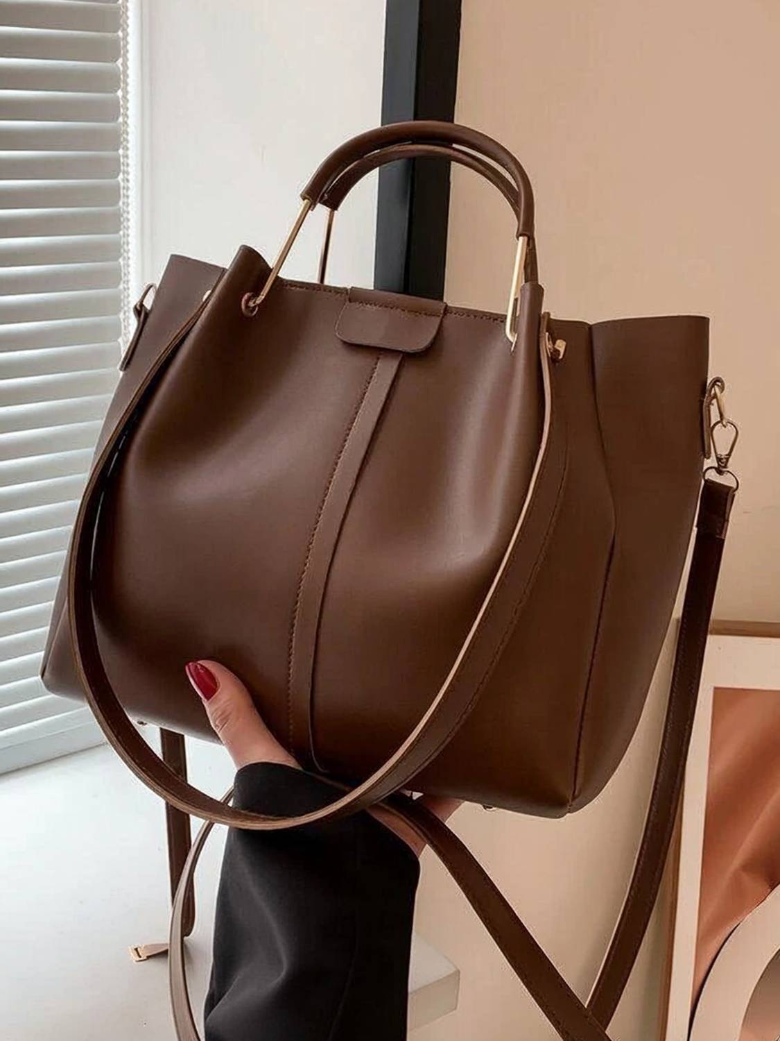 accomade Brown Hand-held Bag Casual Shoulder in pu-Leather- Spacious Tote with 1 Main Compartment