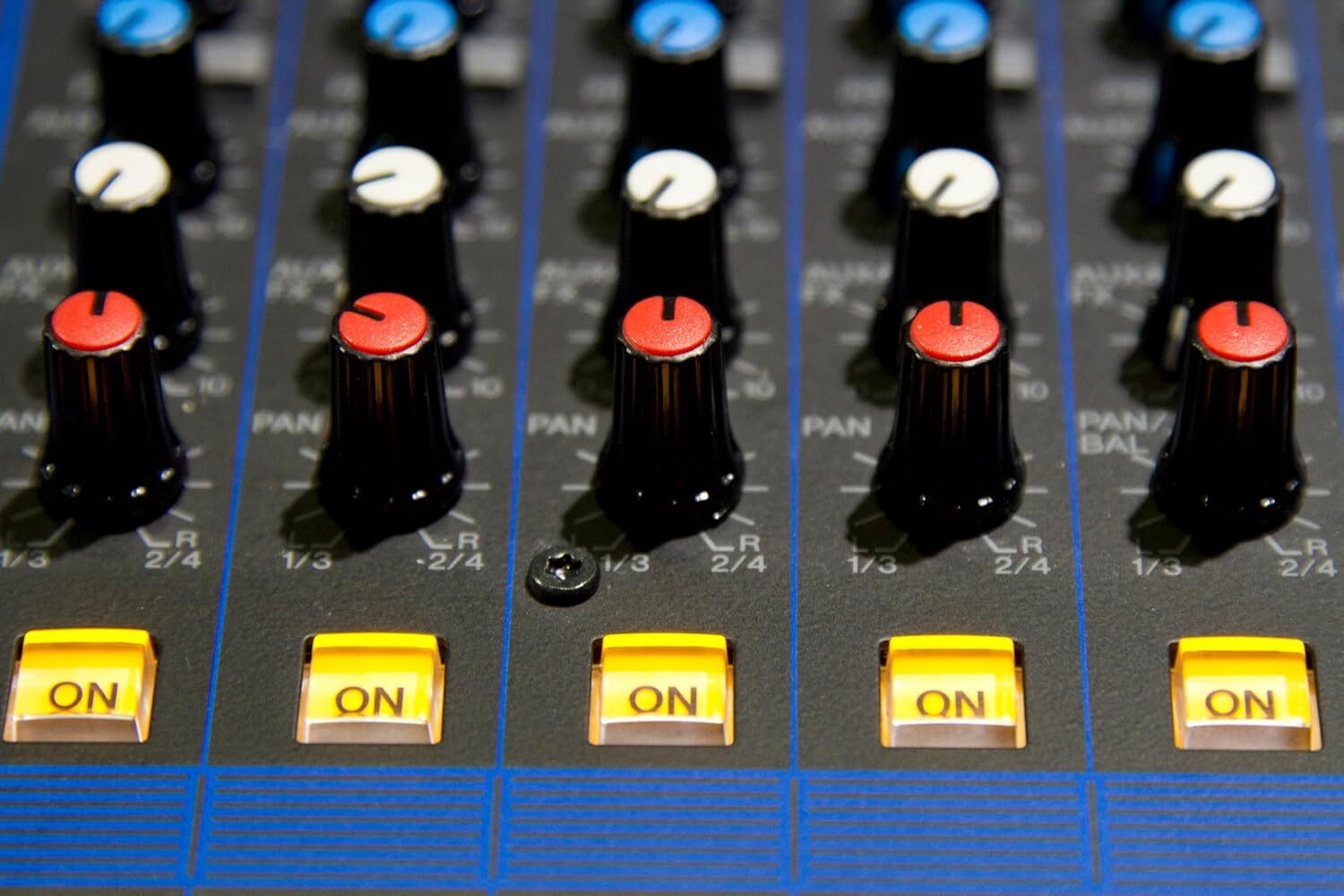 Image of YAMAHA MG20XU Analog Mixer with built-in digital effects and USB Analog Sound Mixer