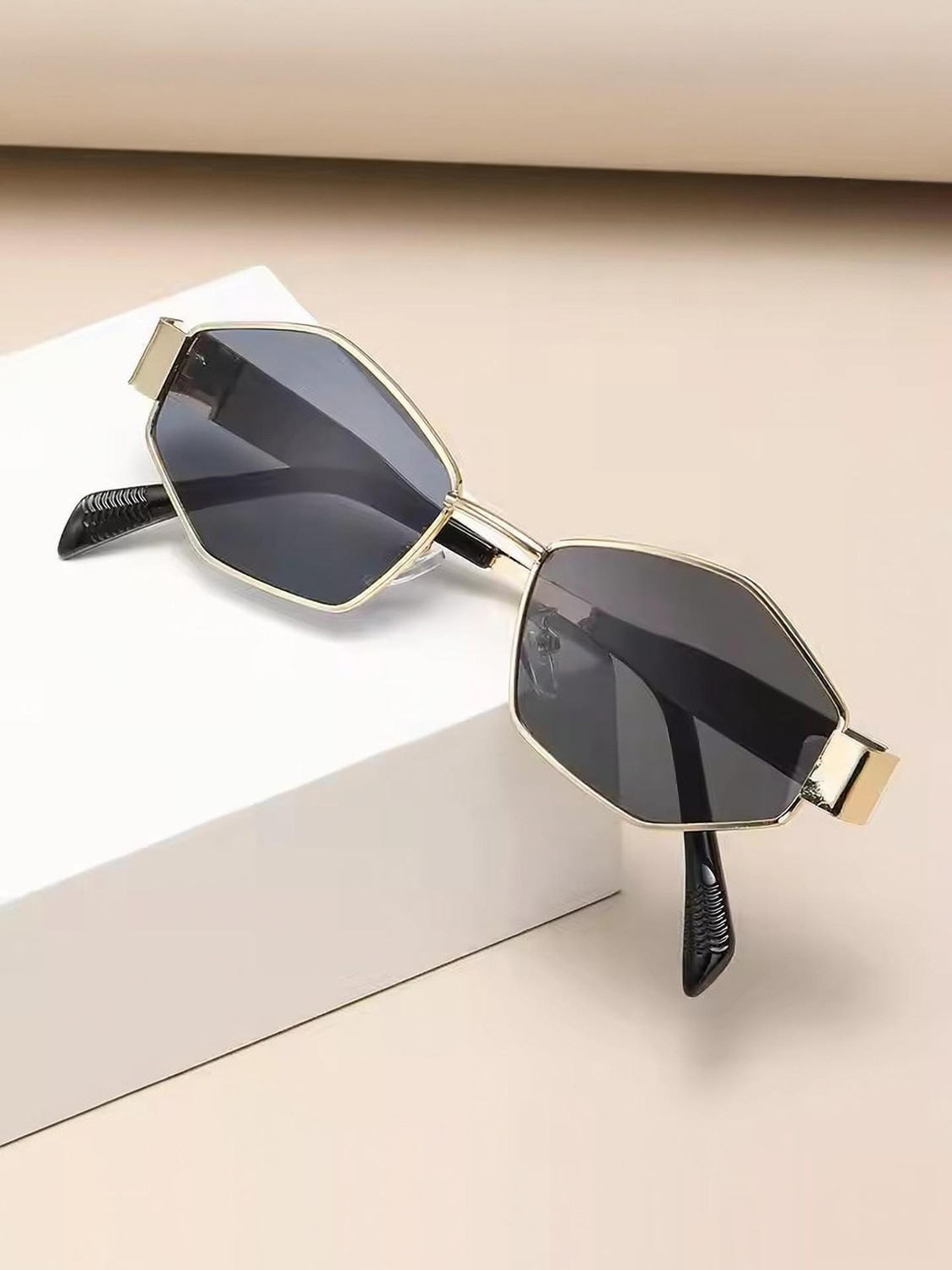 Image of KRILLEN SHADES Oval Sunglasses