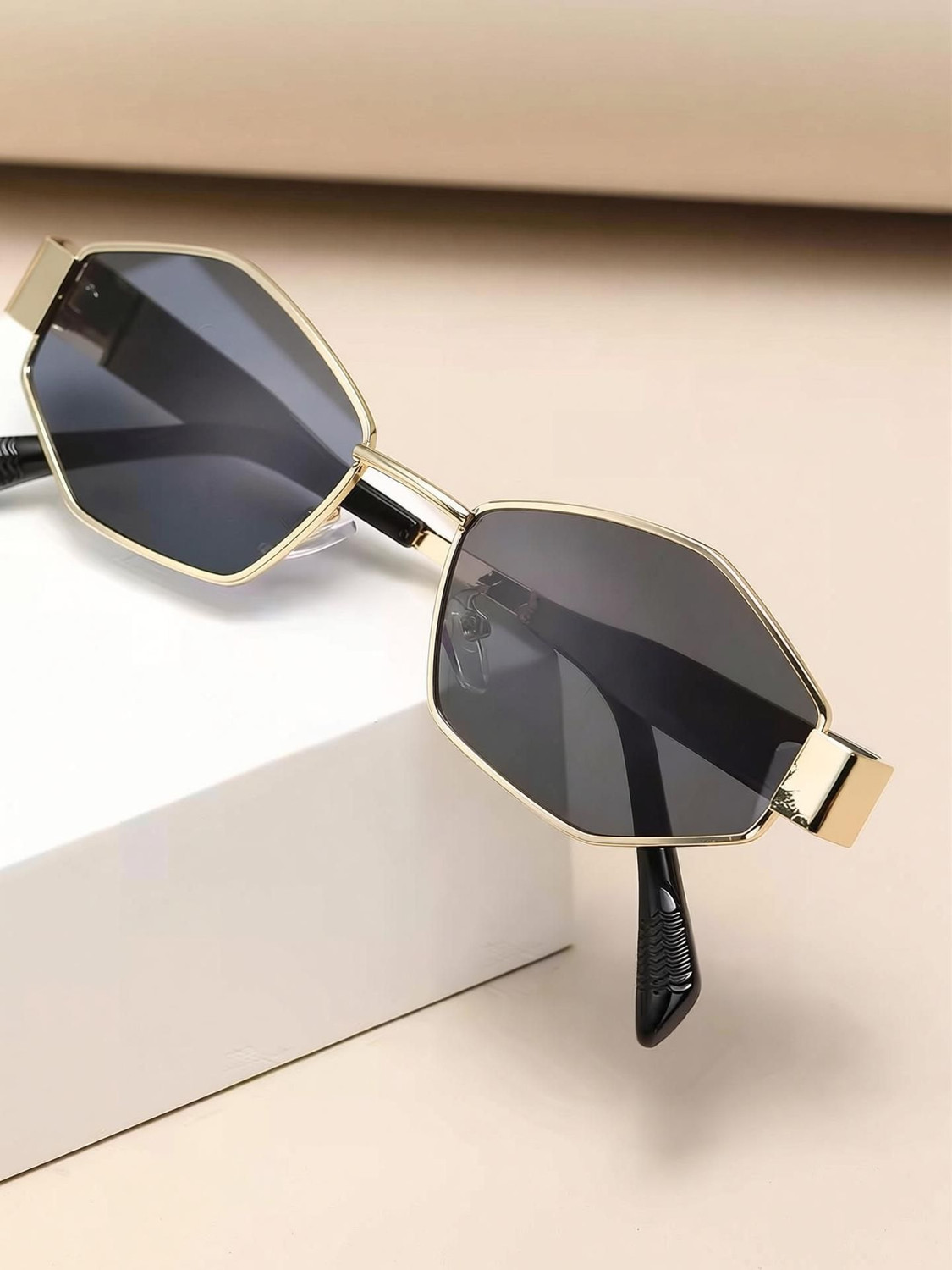 Image of KRILLEN SHADES Oval Sunglasses