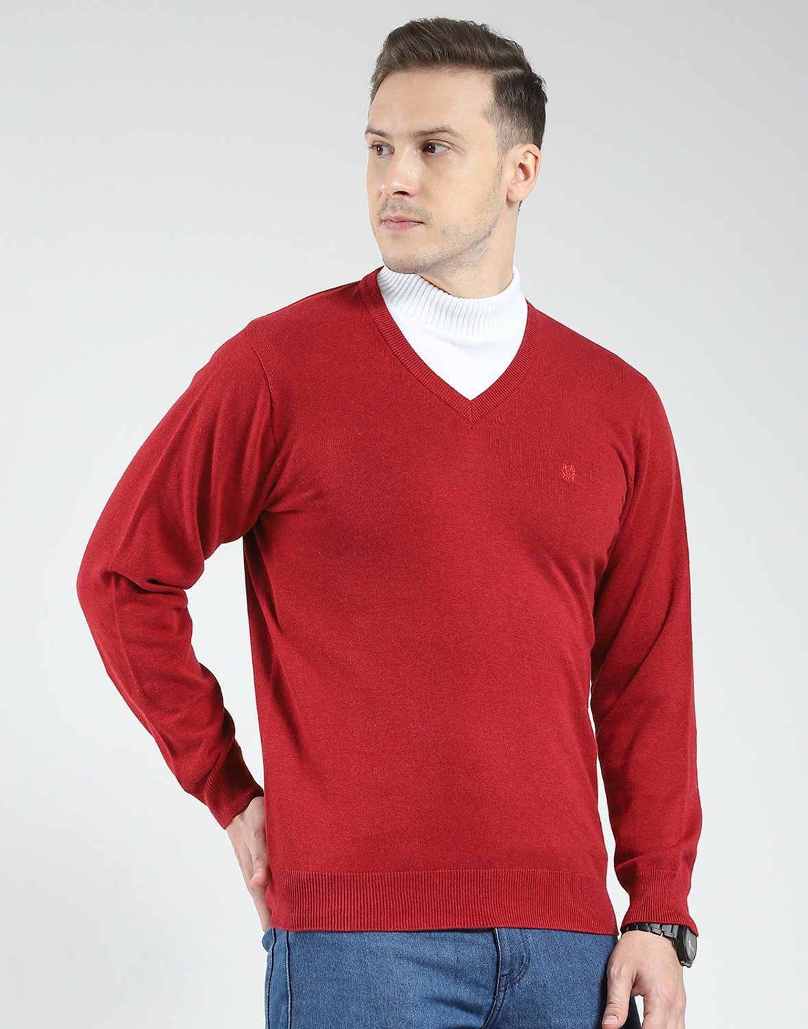 Image of MONTE CARLO Men Solid V Neck Maroon Sweater