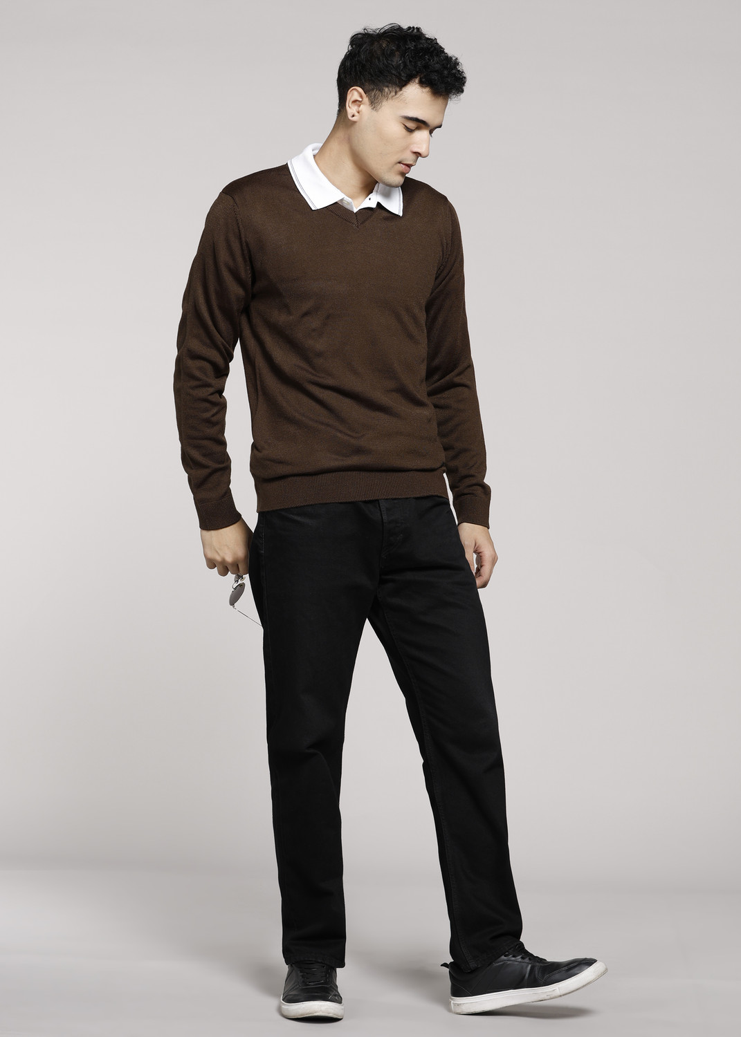 Image of PETER ENGLAND Men Solid Round Neck Dark Green Sweater