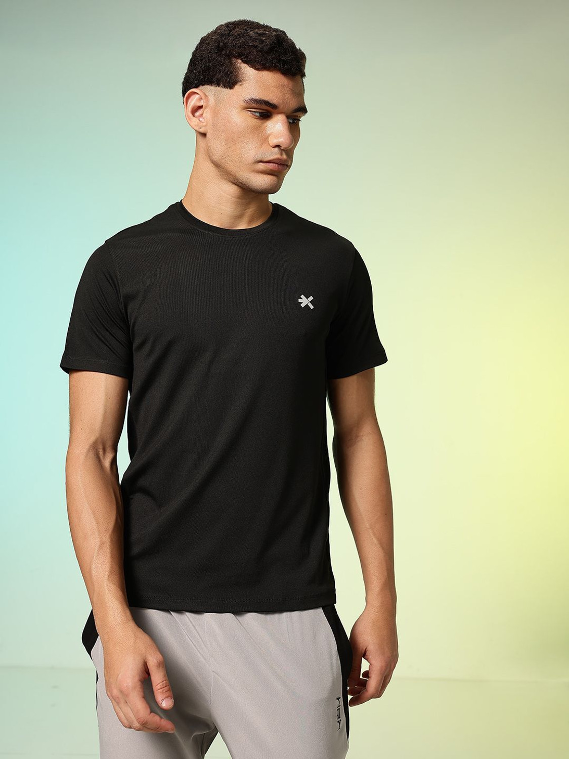 Image of HRX by Hrithik Roshan Solid Men Round Neck Black T-Shirt