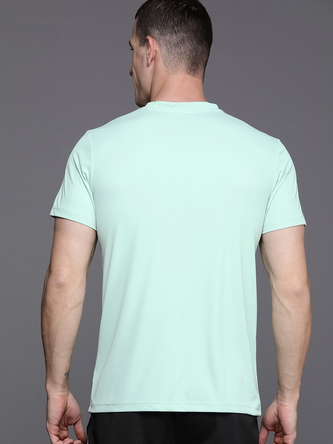 Image of HRX by Hrithik Roshan Solid Men Round Neck Green T-Shirt