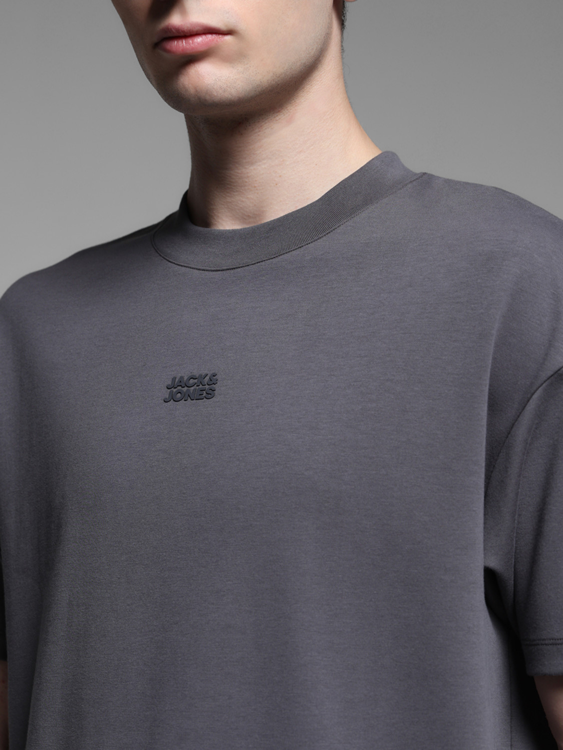 Image of JACK & JONES Solid Men Crew Neck Grey T-Shirt