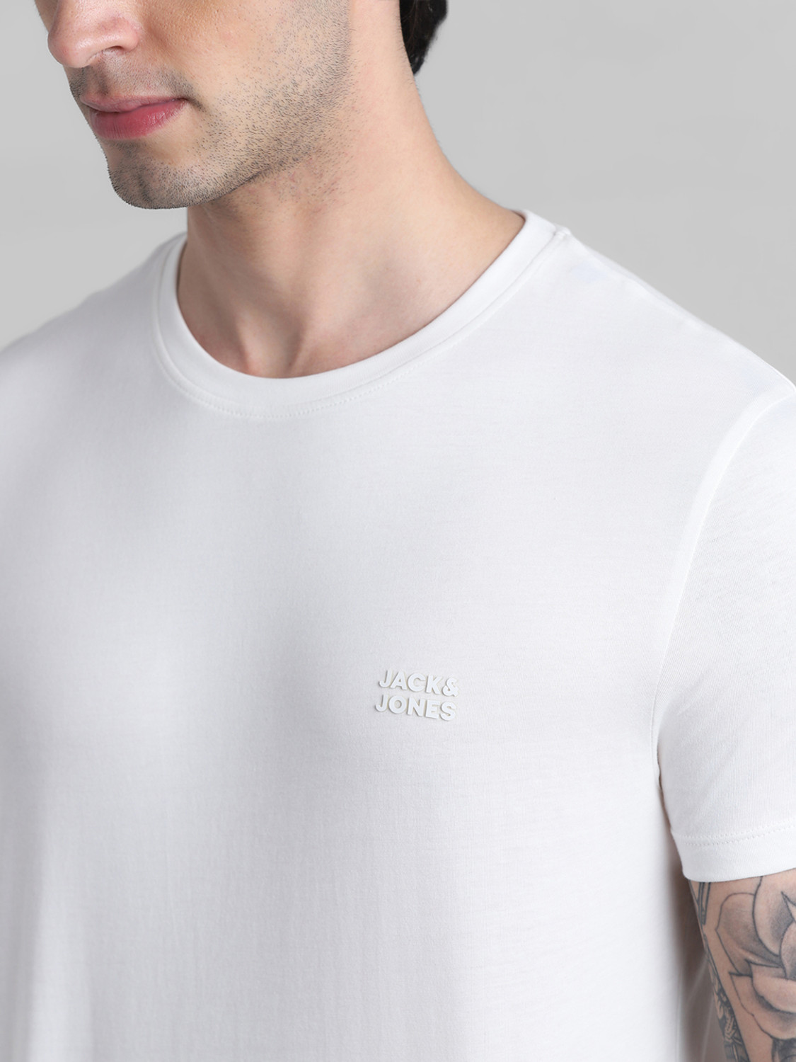 Image of JACK & JONES Solid Men Round Neck White T-Shirt