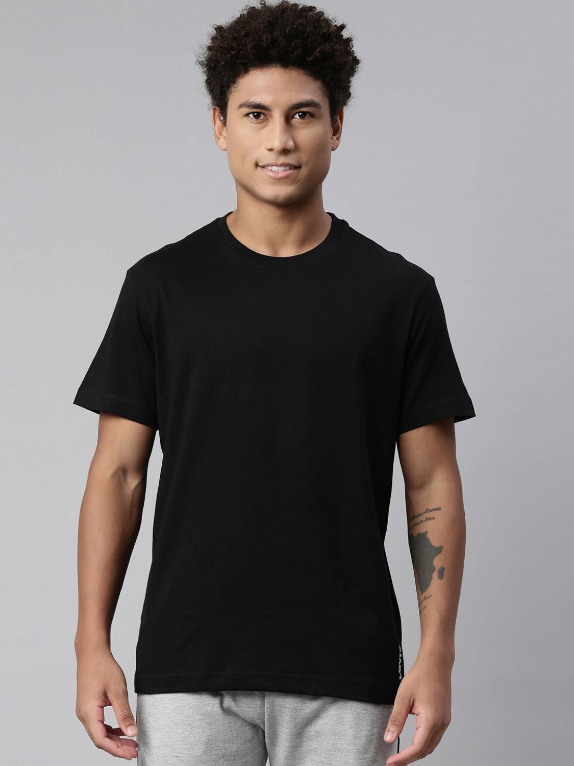 LEVI'S 025 Premium Soft Cotton Solid Round Neck Men Solid Round N