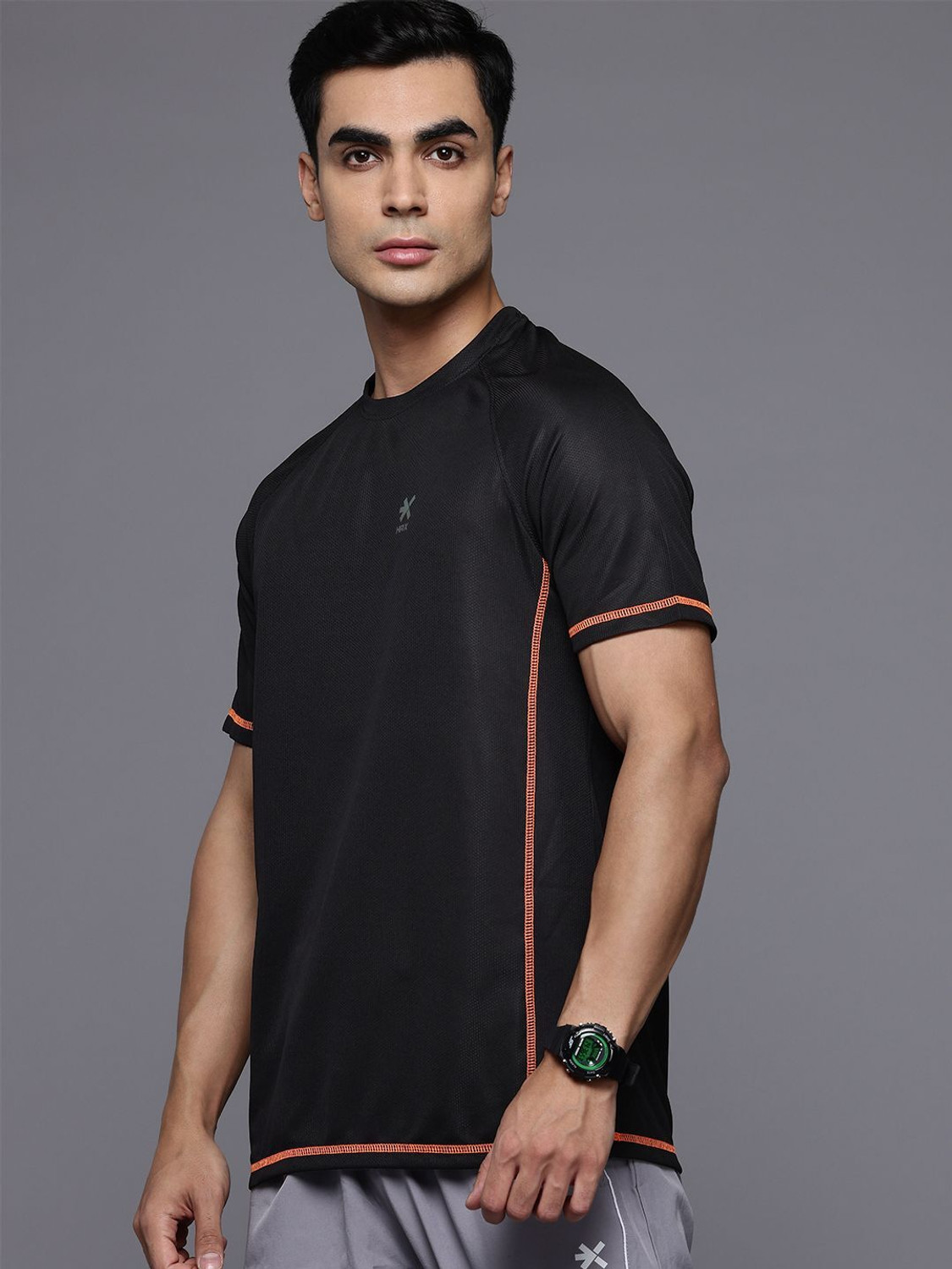 Image of HRX by Hrithik Roshan Solid Men Round Neck Black T-Shirt