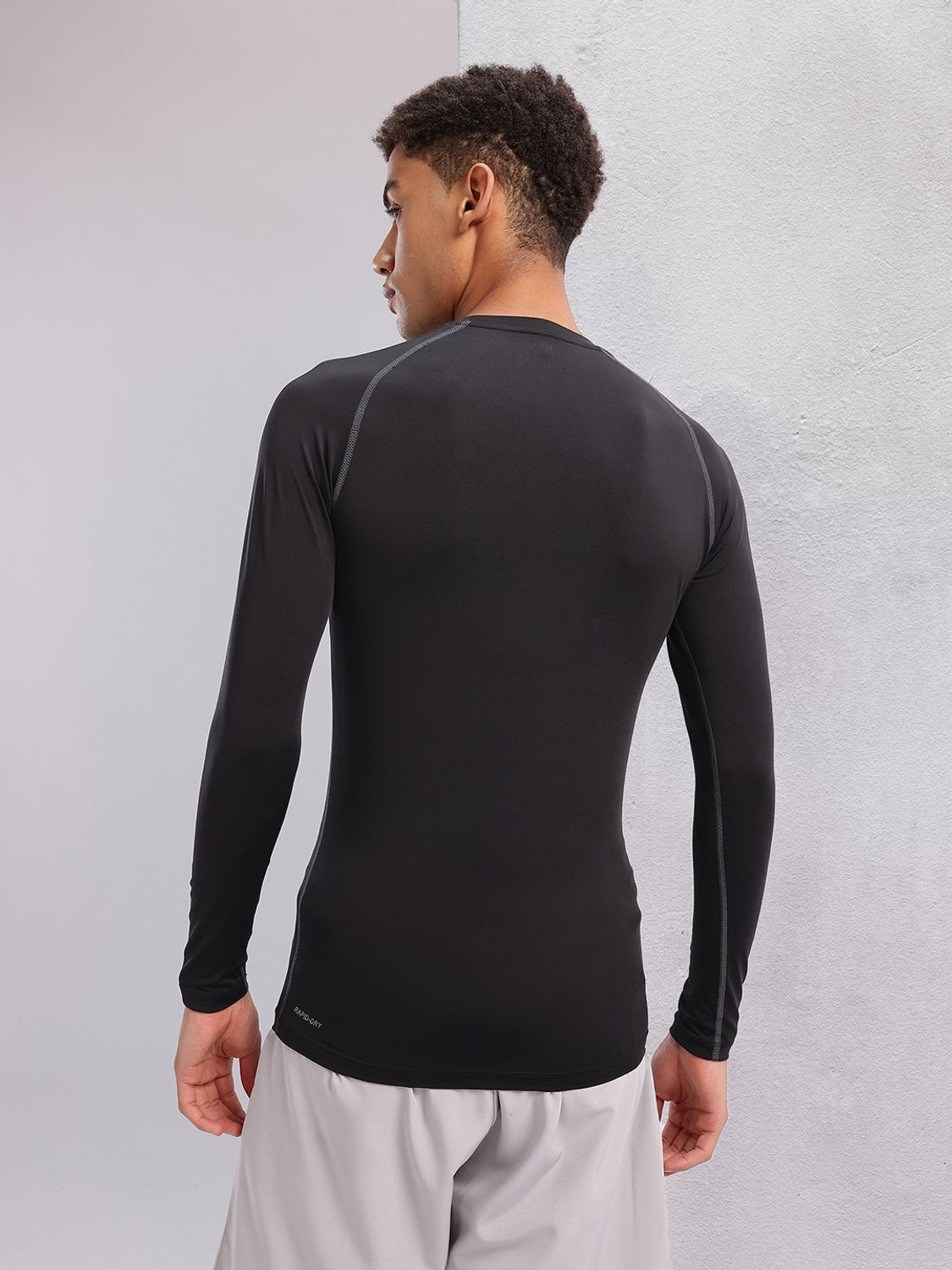Image of HRX by Hrithik Roshan Solid Men Round Neck Black T-Shirt