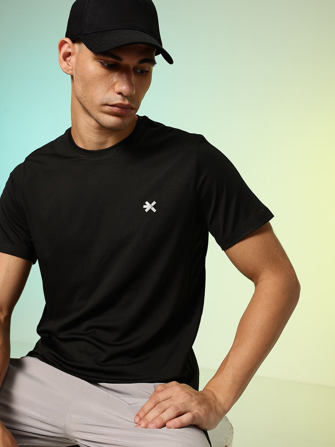 Image of HRX by Hrithik Roshan Solid Men Round Neck Black T-Shirt