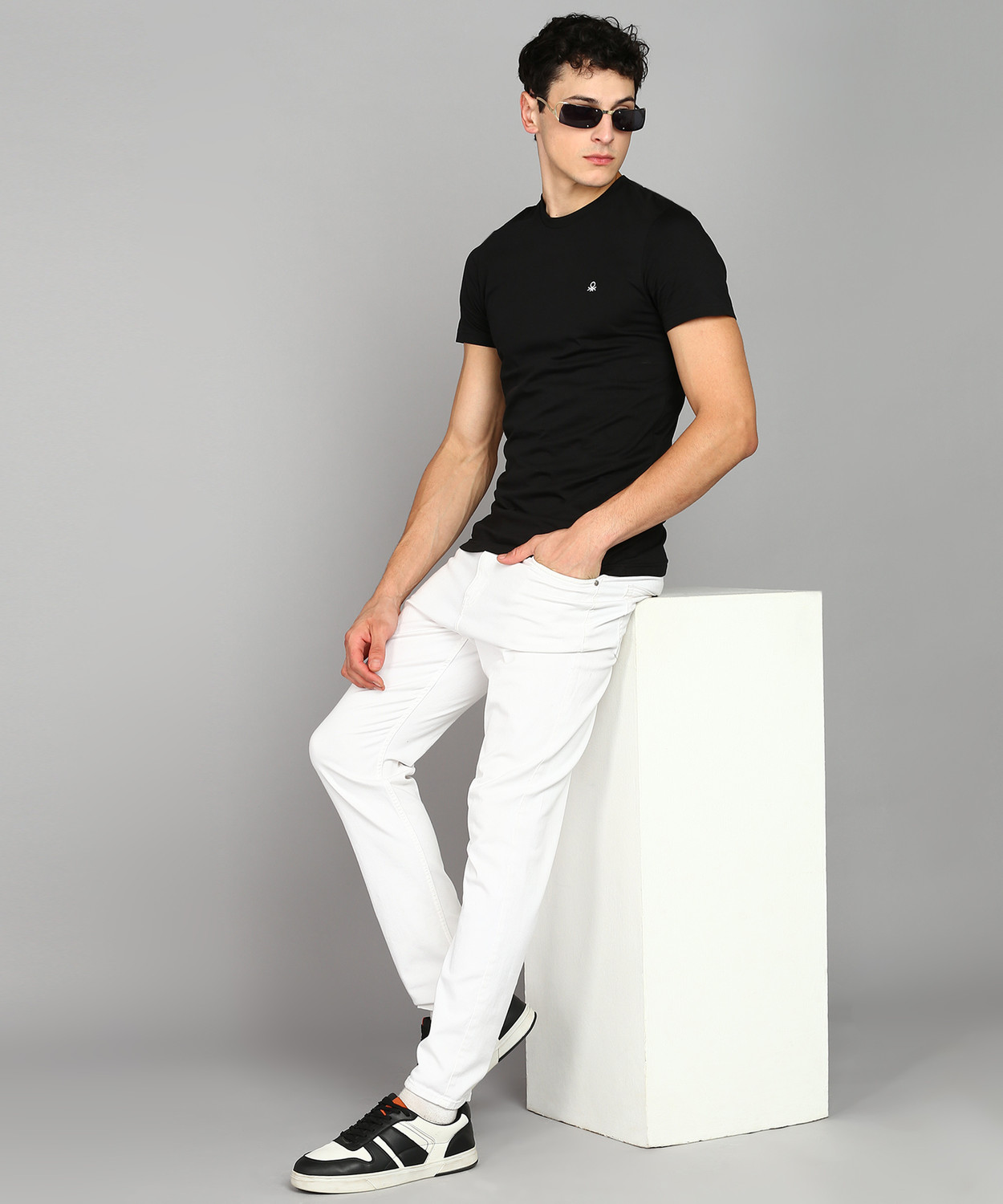 Image of United Colors of Benetton Solid Men Round Neck Black T-Shirt
