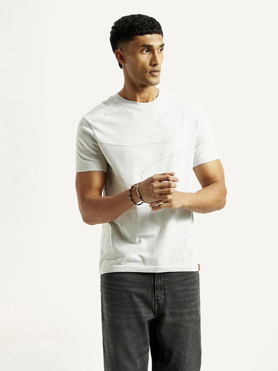 Image of LEVI'S Abstract Men Crew Neck White T-Shirt