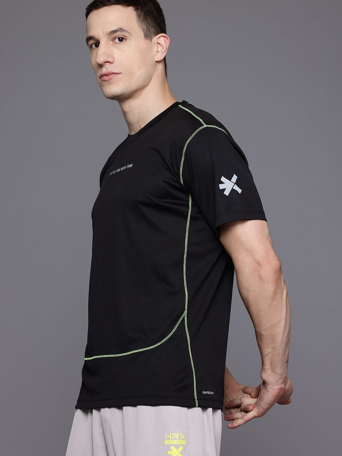 Image of HRX by Hrithik Roshan Solid Men Round Neck Black T-Shirt