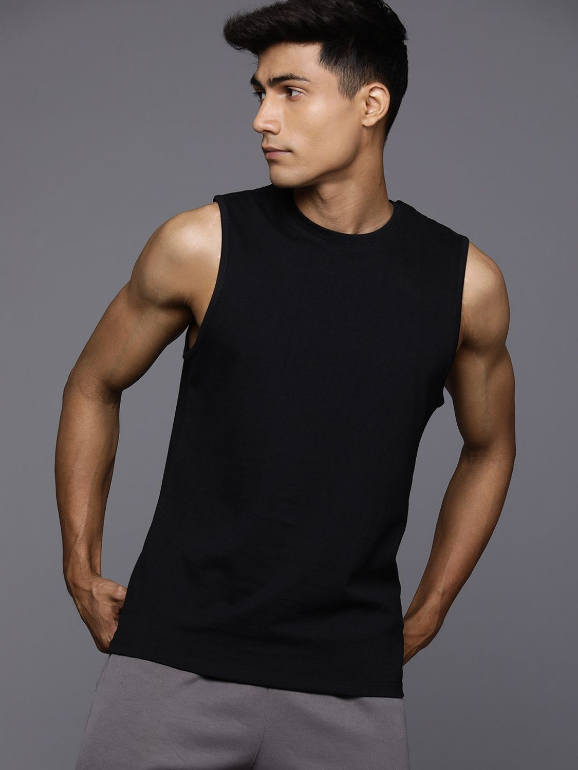 Image of HRX by Hrithik Roshan Solid Men Round Neck Black T-Shirt