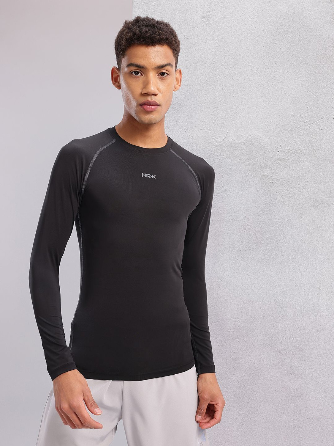 Image of HRX by Hrithik Roshan Solid Men Round Neck Black T-Shirt