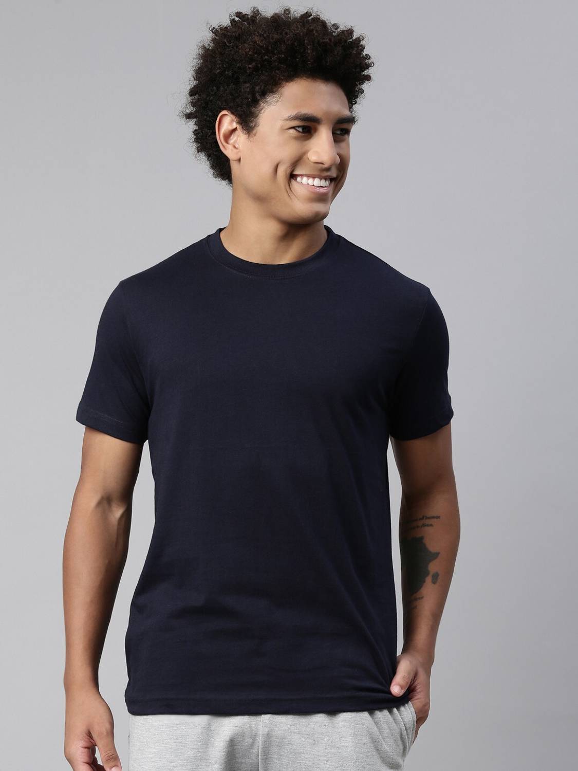 LEVI'S 025 Premium Soft Cotton Solid Round Neck Men Solid Round N