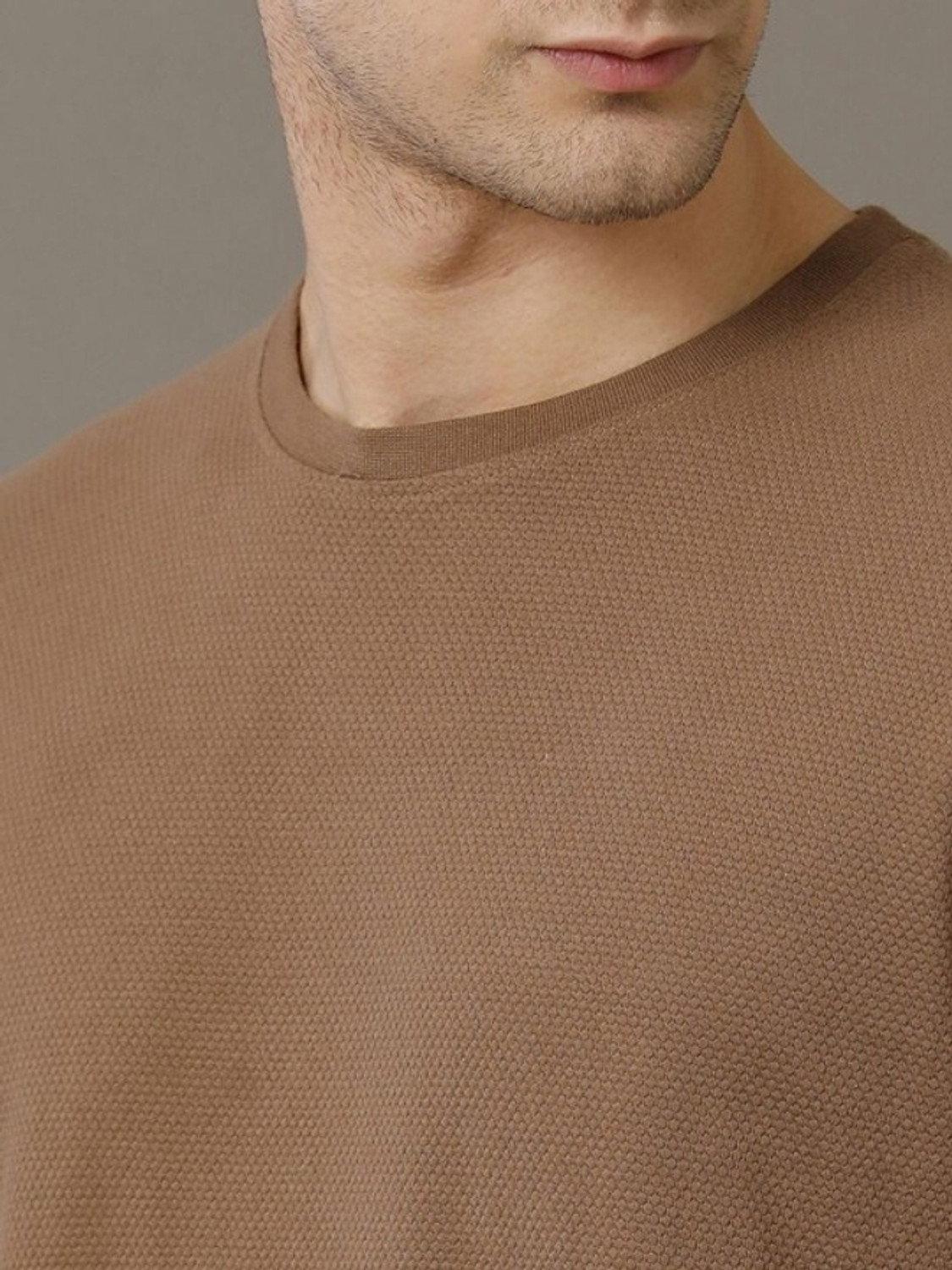 Image of VOI JEANS Solid Men Round Neck Brown T-Shirt