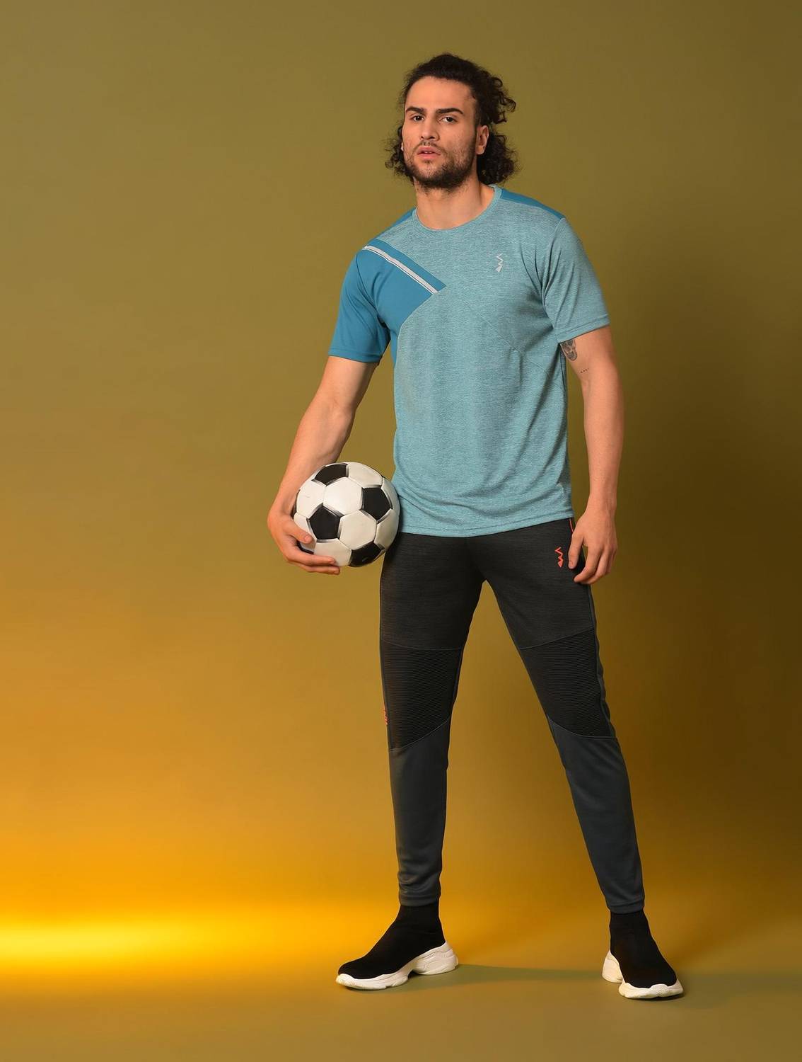 CAHOOT Colorblock Men Round Neck Blue T-Shirt