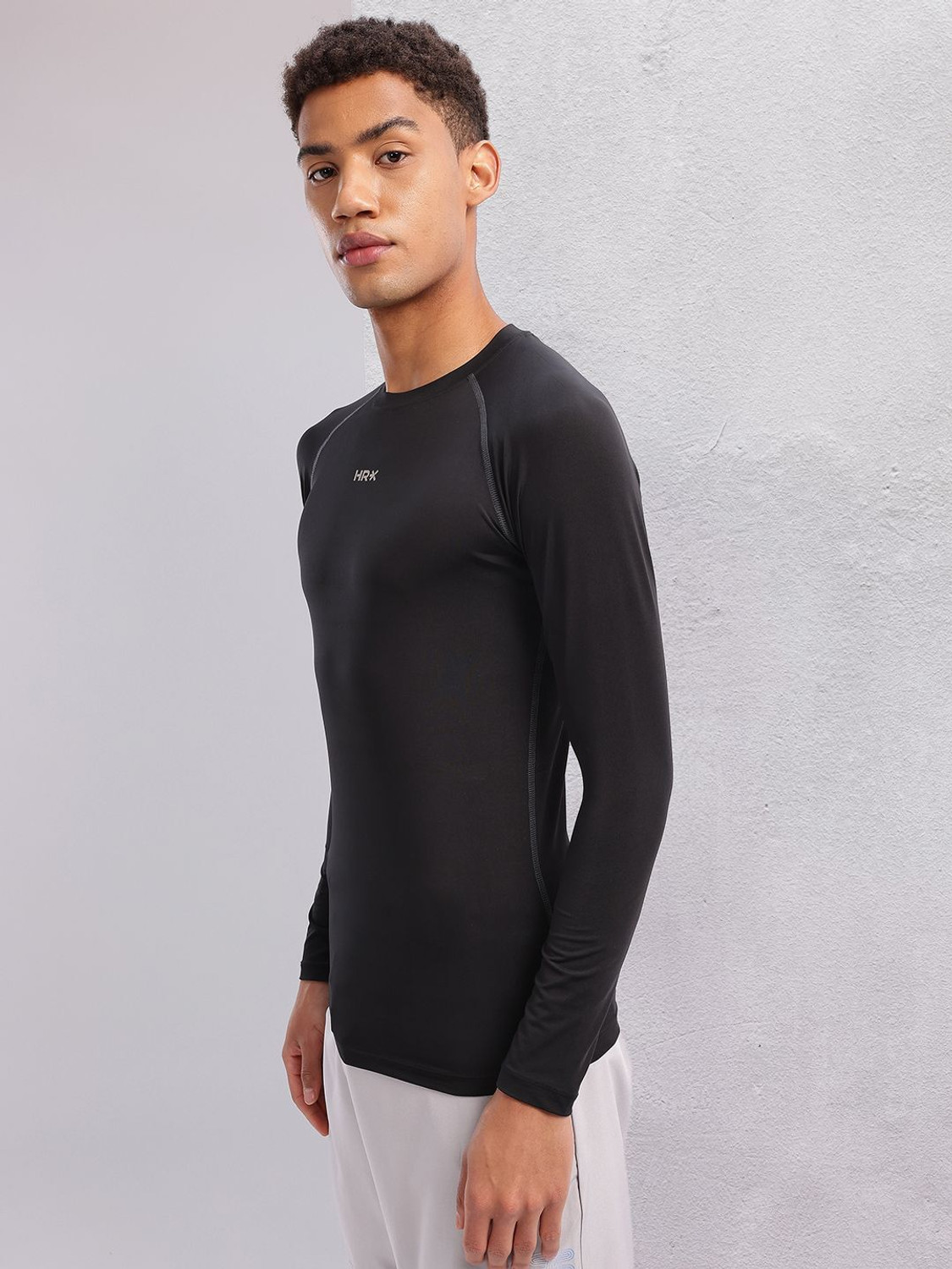 Image of HRX by Hrithik Roshan Solid Men Round Neck Black T-Shirt