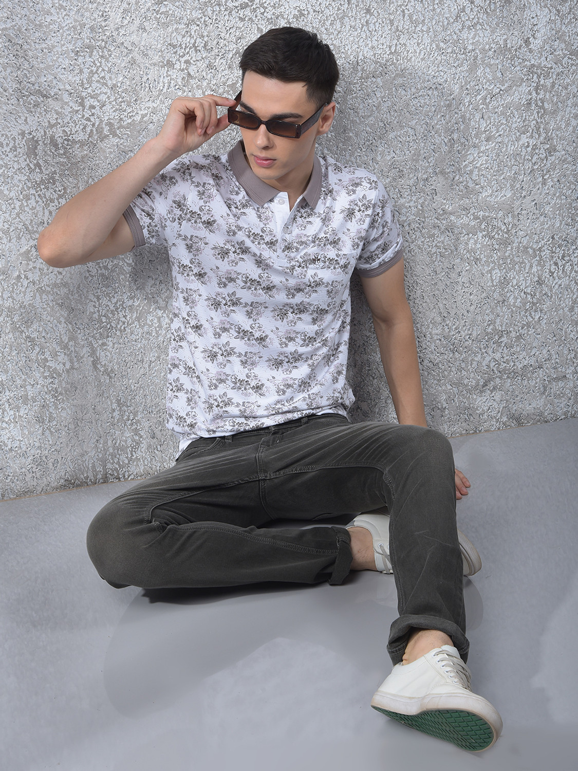Image of CRIMSOUNE CLUB Floral Print Men Polo Neck White T-Shirt