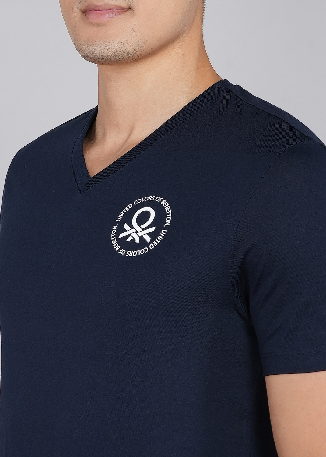 Image of United Colors of Benetton Solid Men V Neck Dark Blue T-Shirt