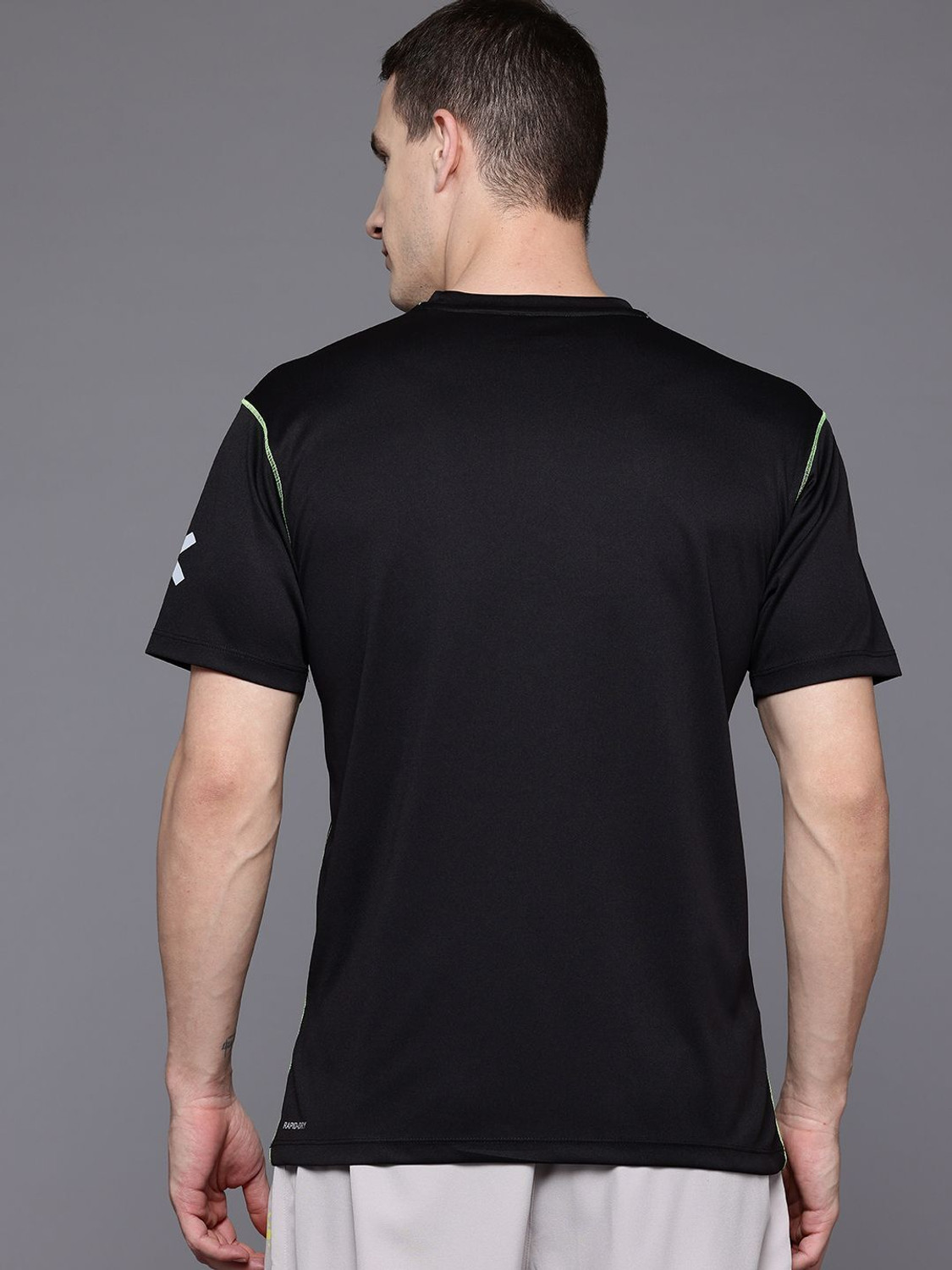Image of HRX by Hrithik Roshan Solid Men Round Neck Black T-Shirt