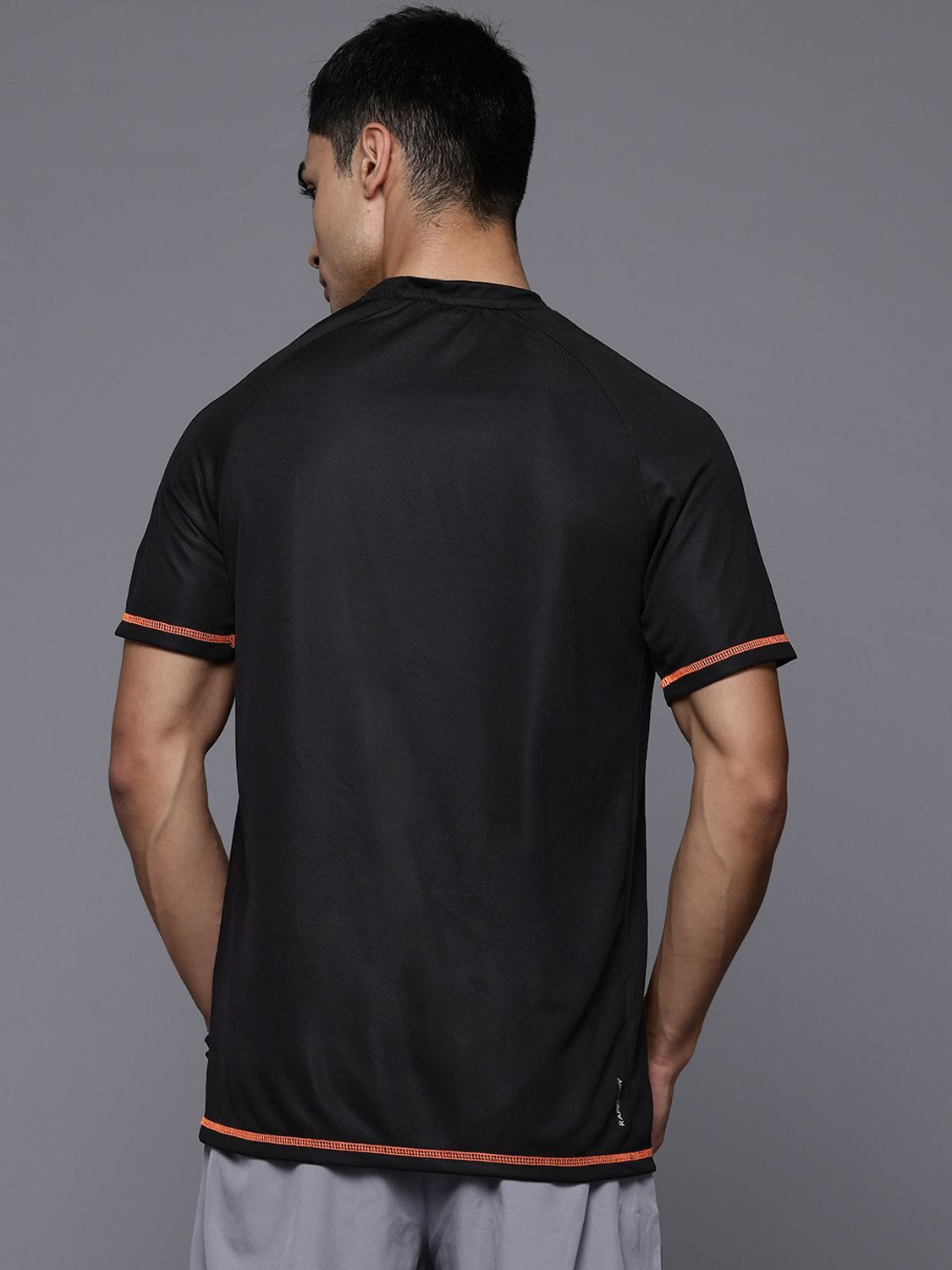 Image of HRX by Hrithik Roshan Solid Men Round Neck Black T-Shirt