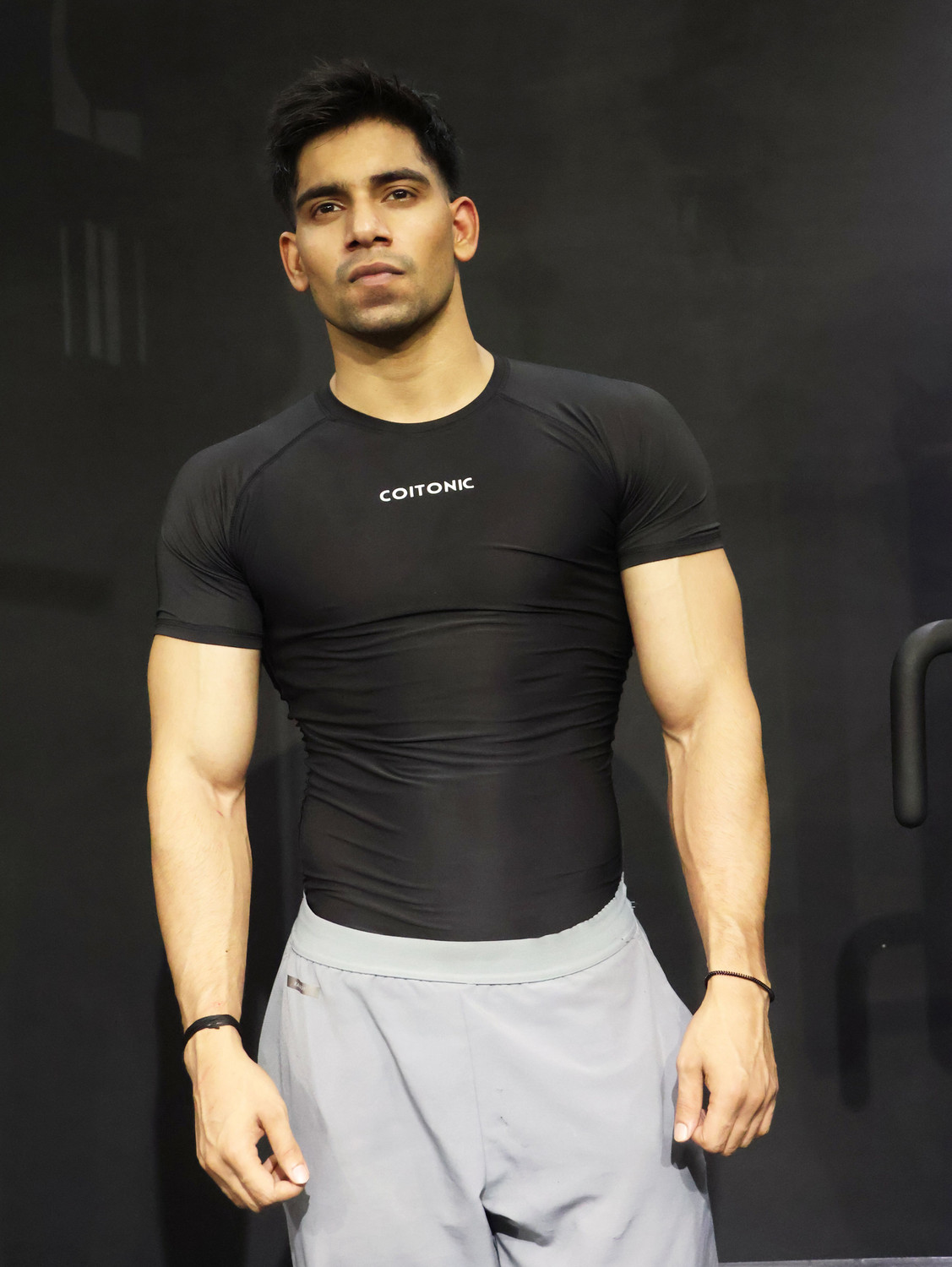 Image of COITONIC Solid Men Round Neck Black T-Shirt