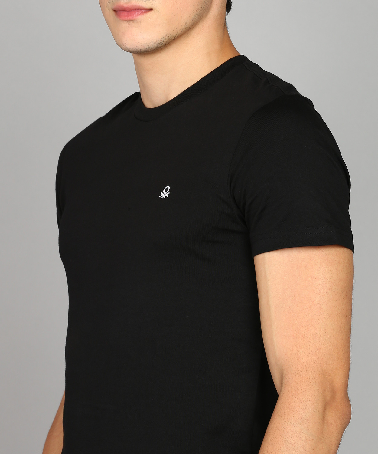 Image of United Colors of Benetton Solid Men Round Neck Black T-Shirt