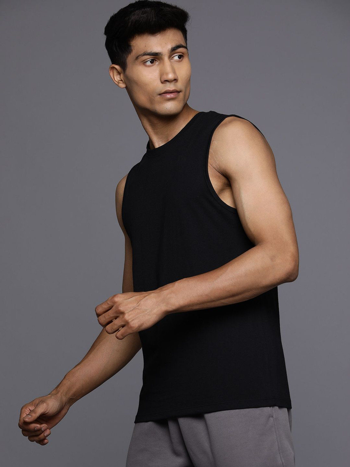 Image of HRX by Hrithik Roshan Solid Men Round Neck Black T-Shirt