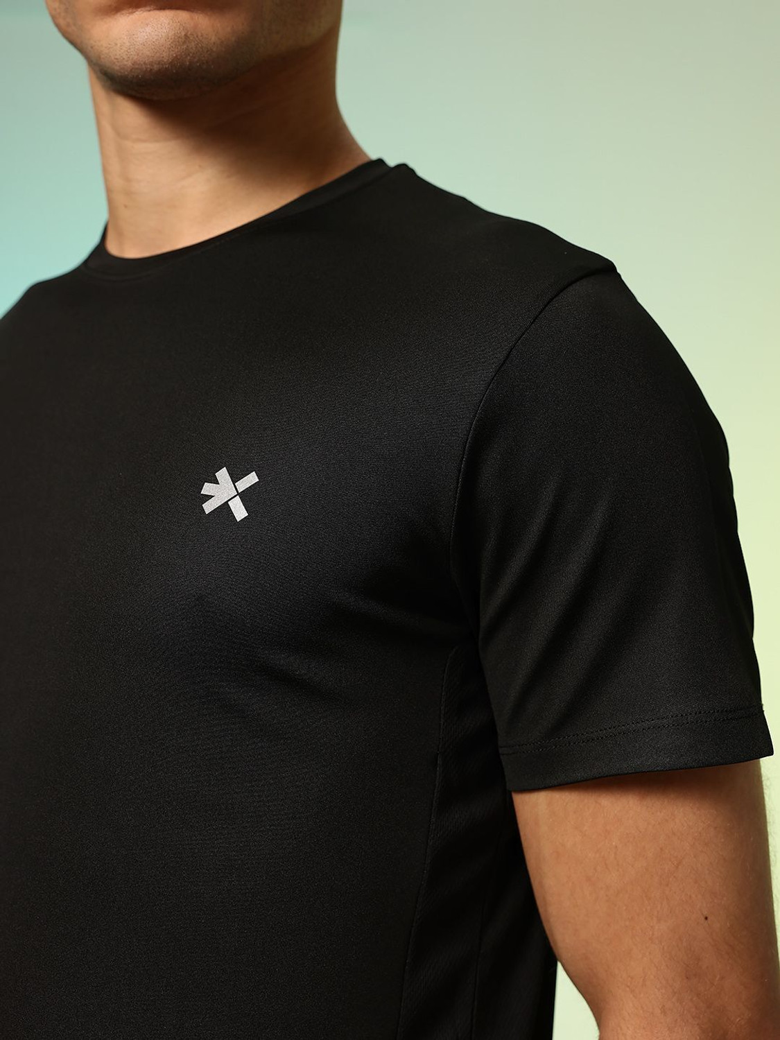 Image of HRX by Hrithik Roshan Solid Men Round Neck Black T-Shirt