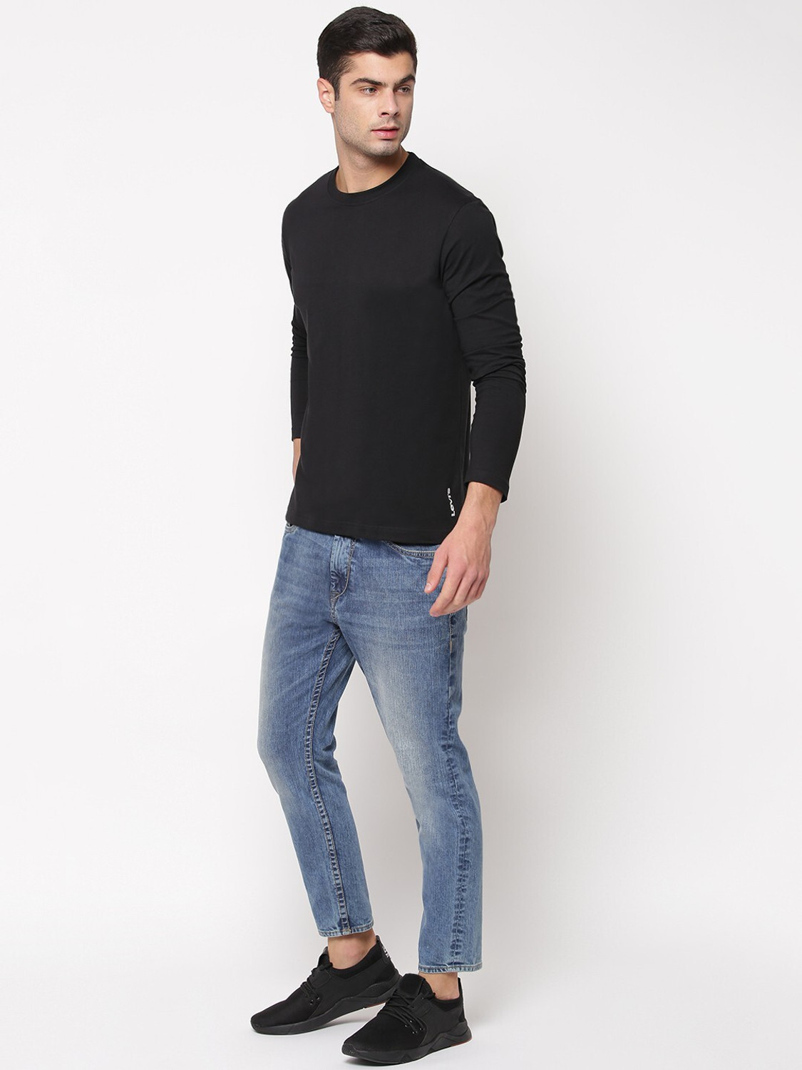 Image of LEVI'S Solid Men Round Neck Black T-Shirt