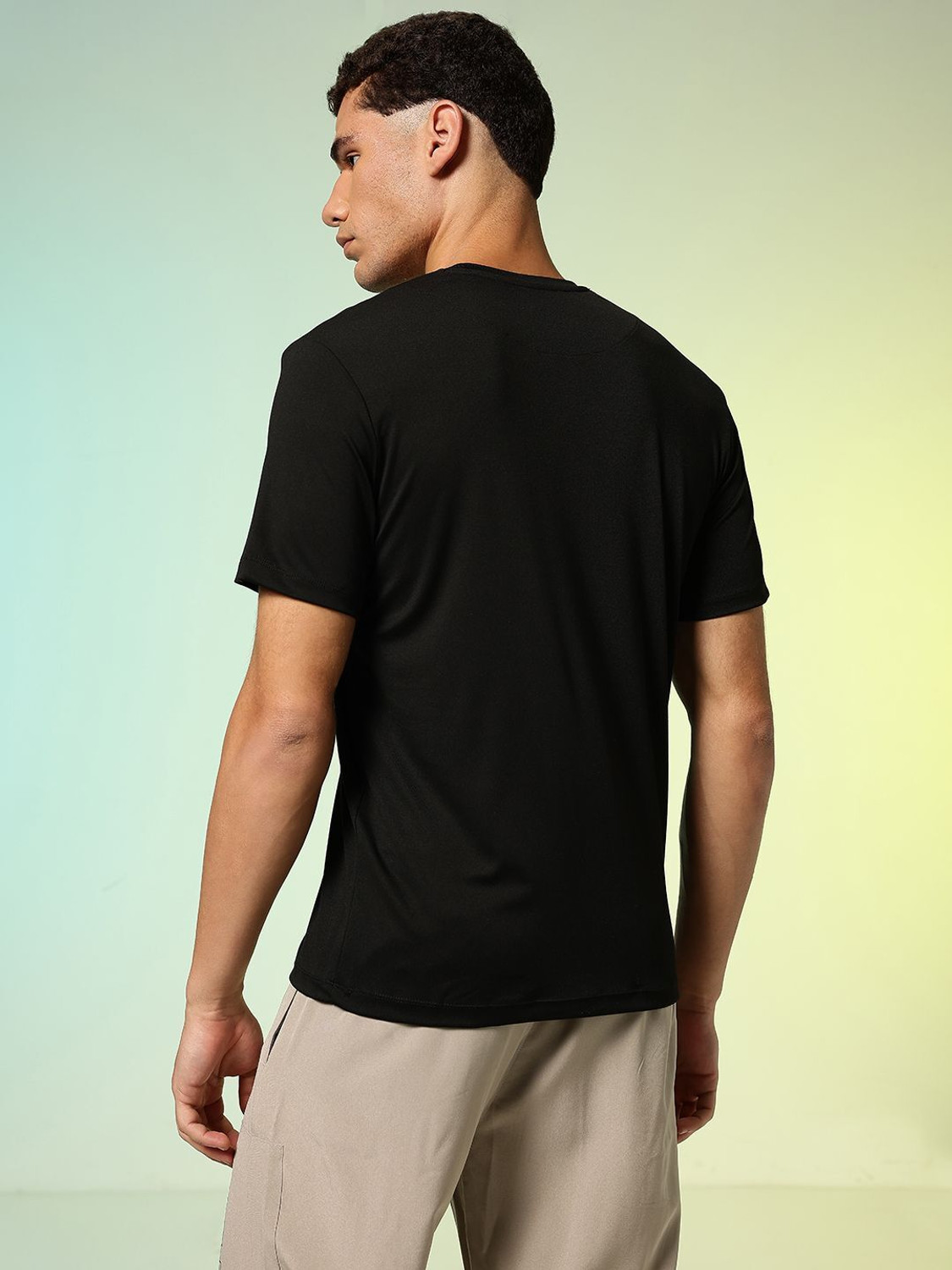 Image of HRX by Hrithik Roshan Solid Men Round Neck Black T-Shirt